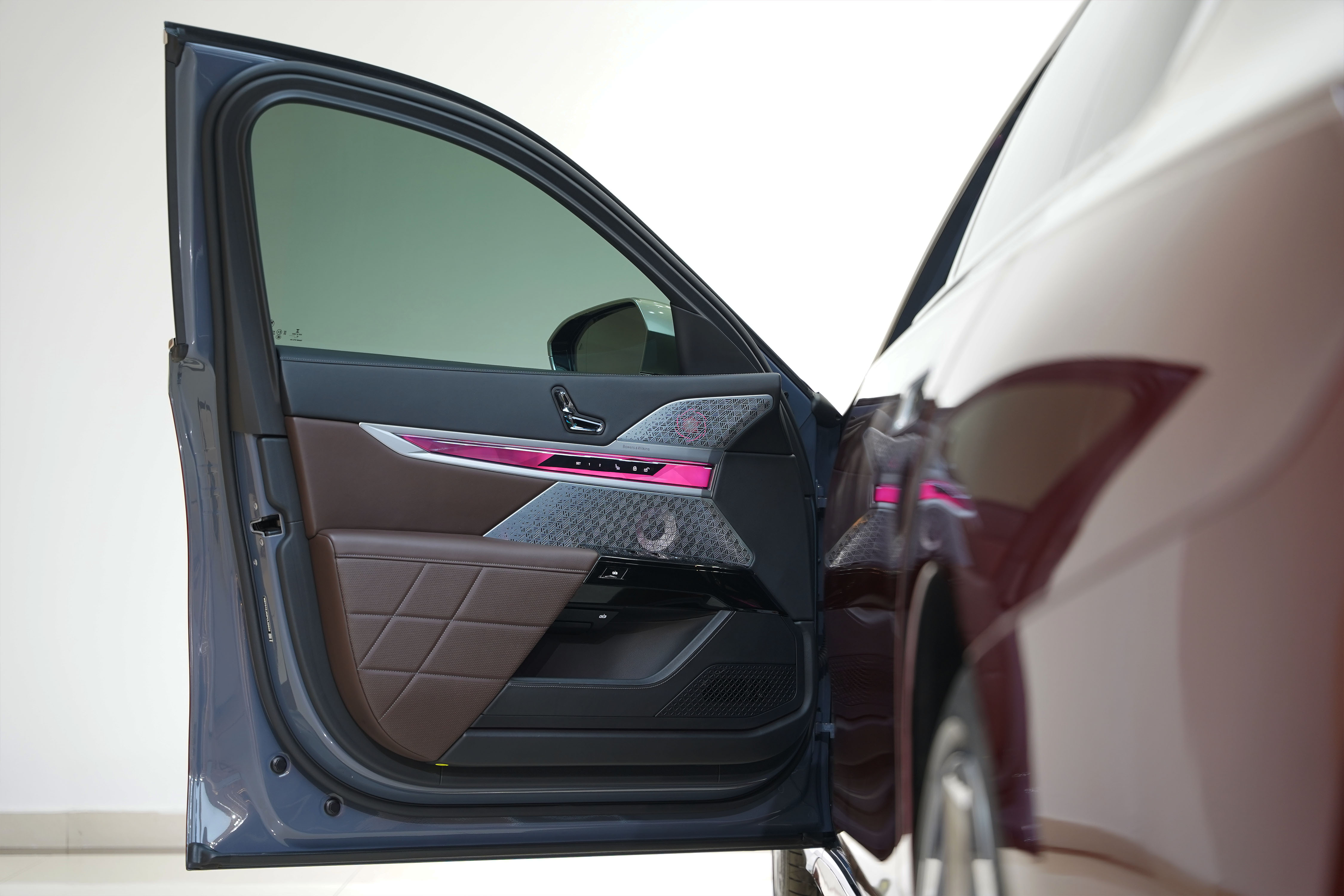 BMW i7 2023 car image #11