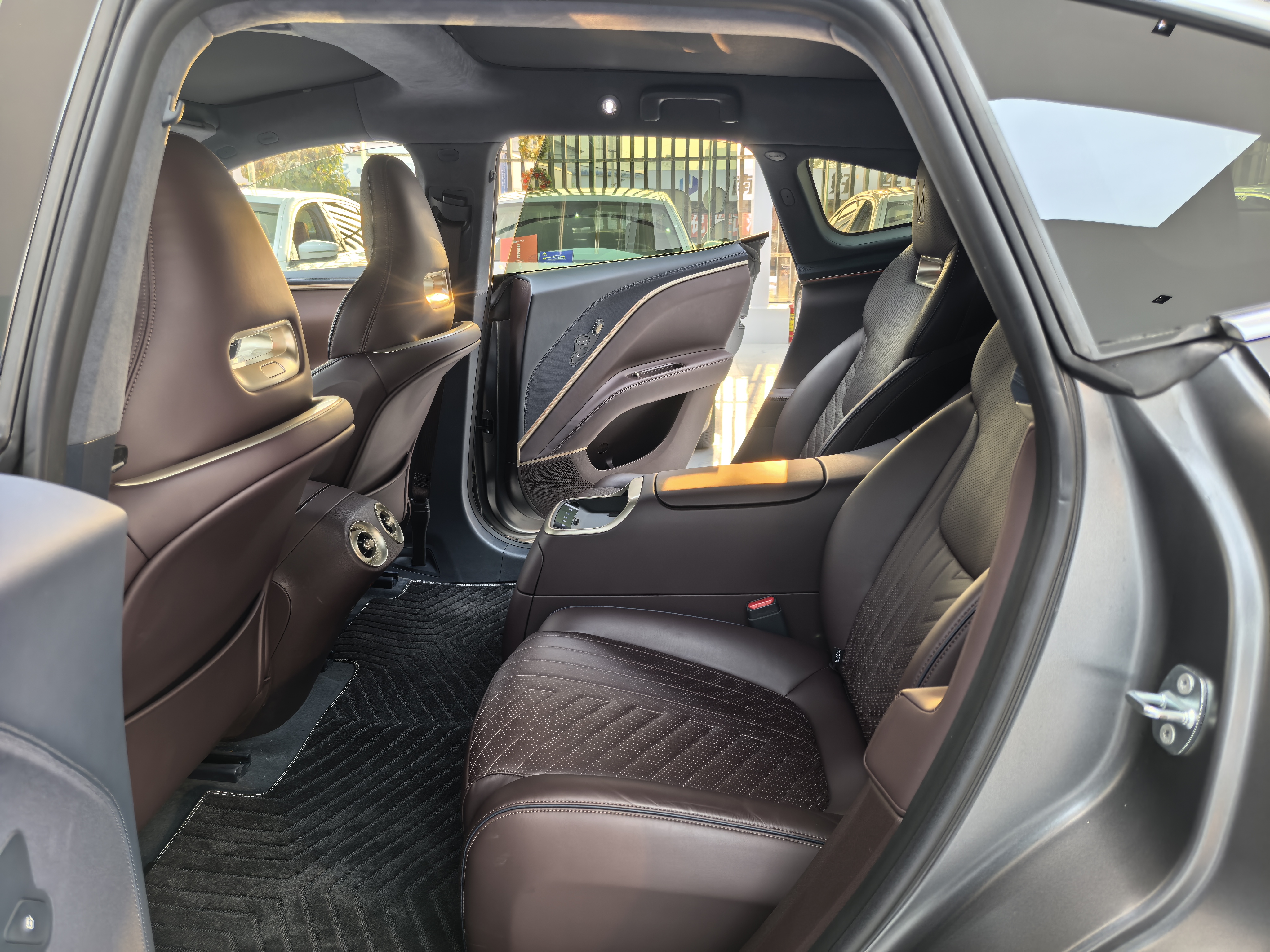 Avatr 11 2023 car image #11