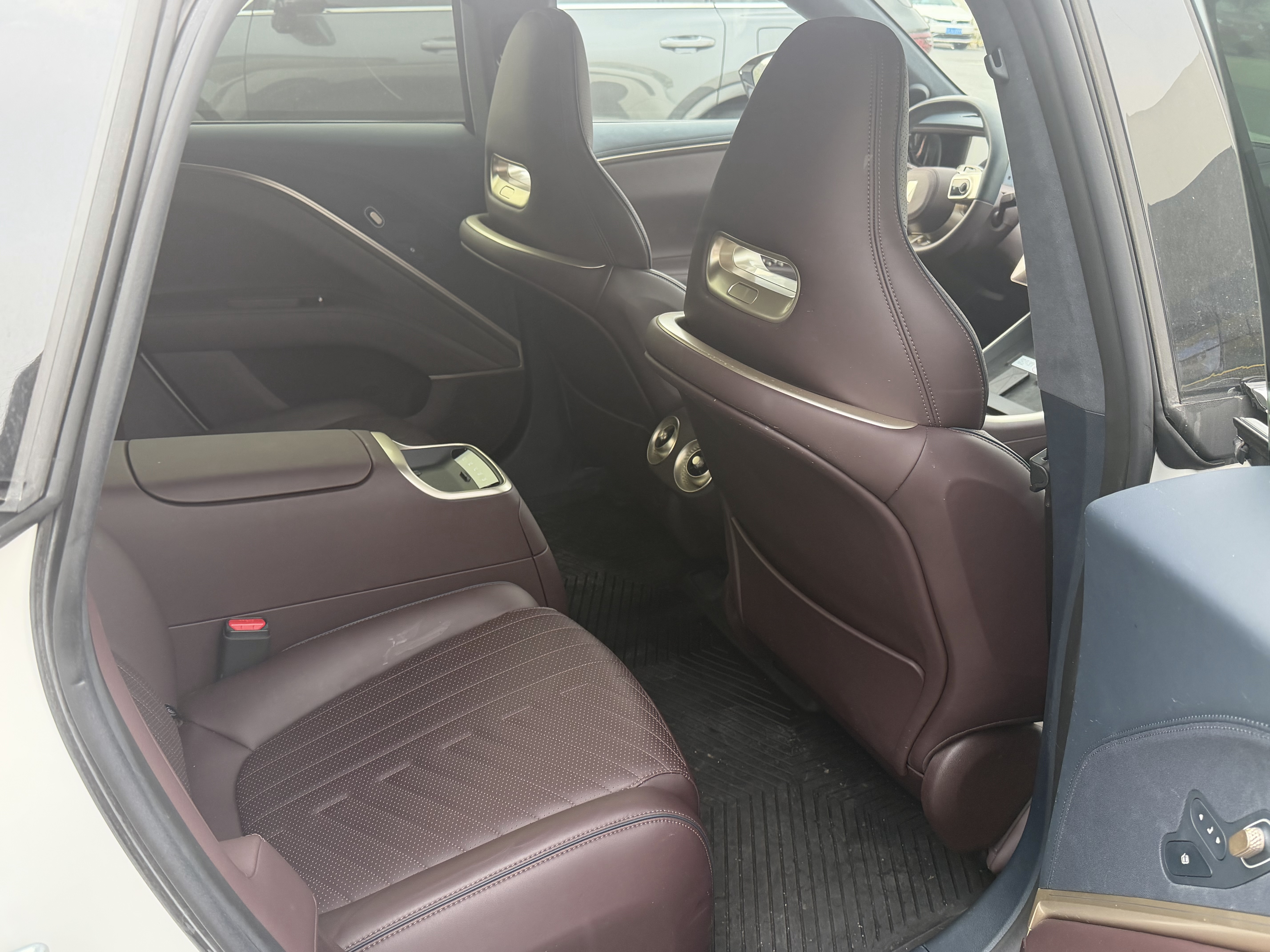 Avatr 11 2023 car image #11