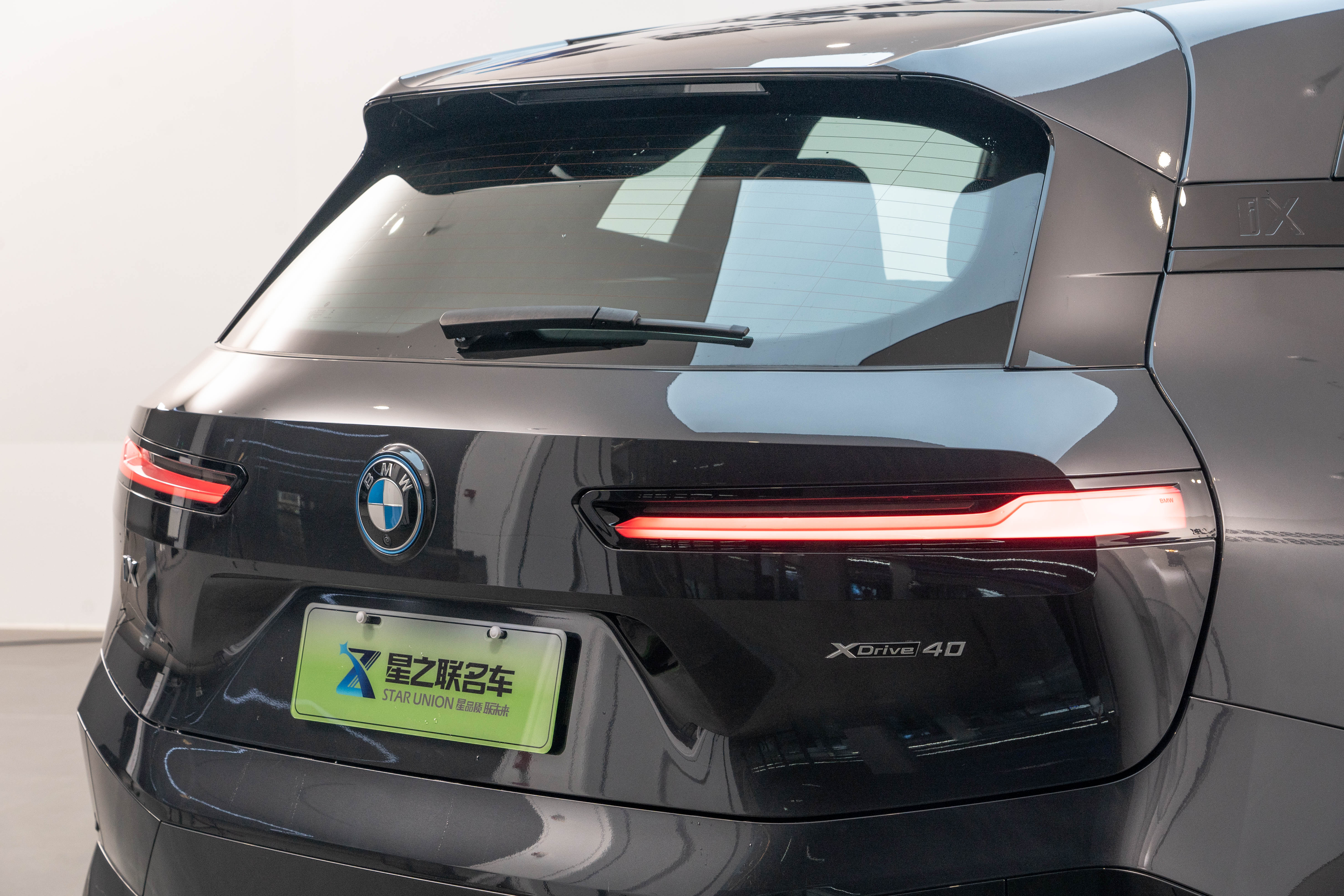 BMW iX 2024 car image #11