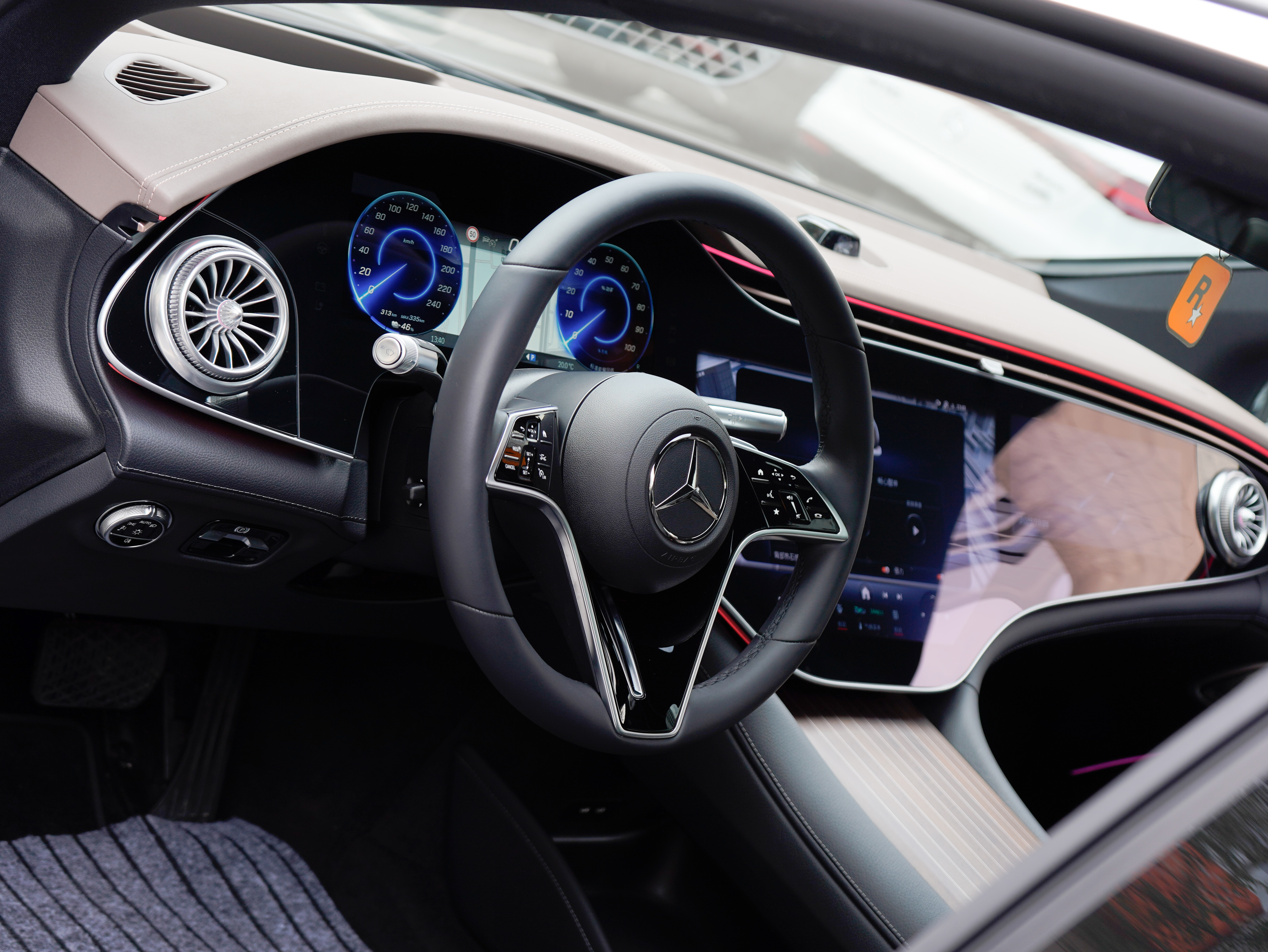 Mercedes-Benz EQS Class 2024 car image #11