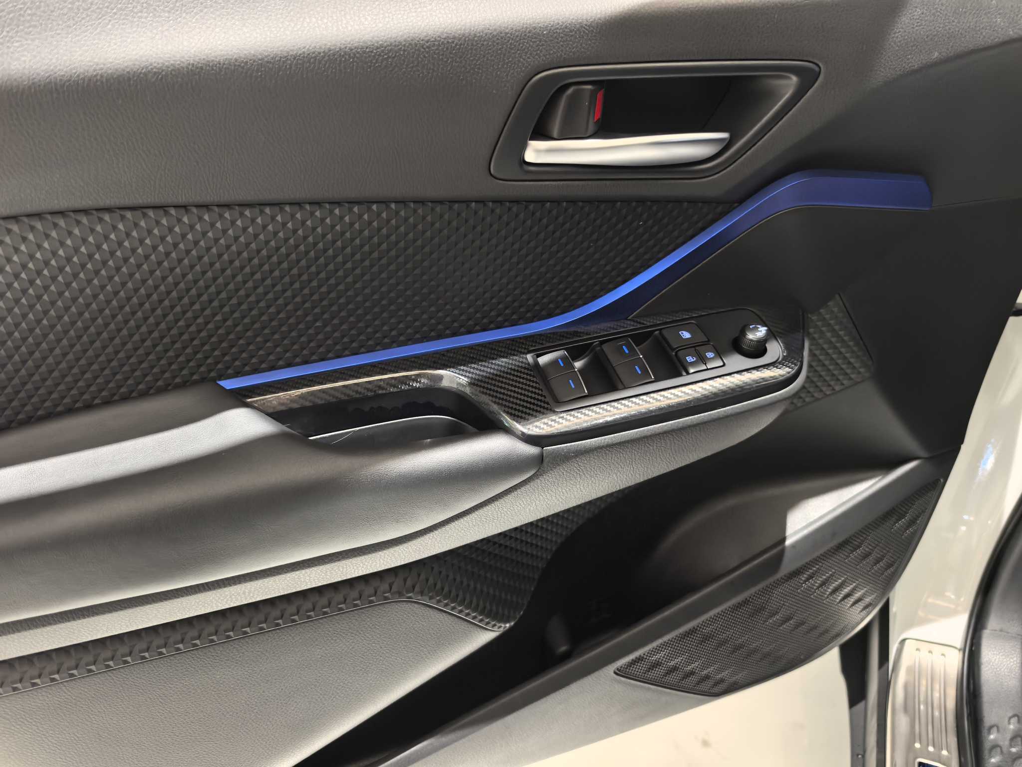 Toyota C-HR 2023 car image #11