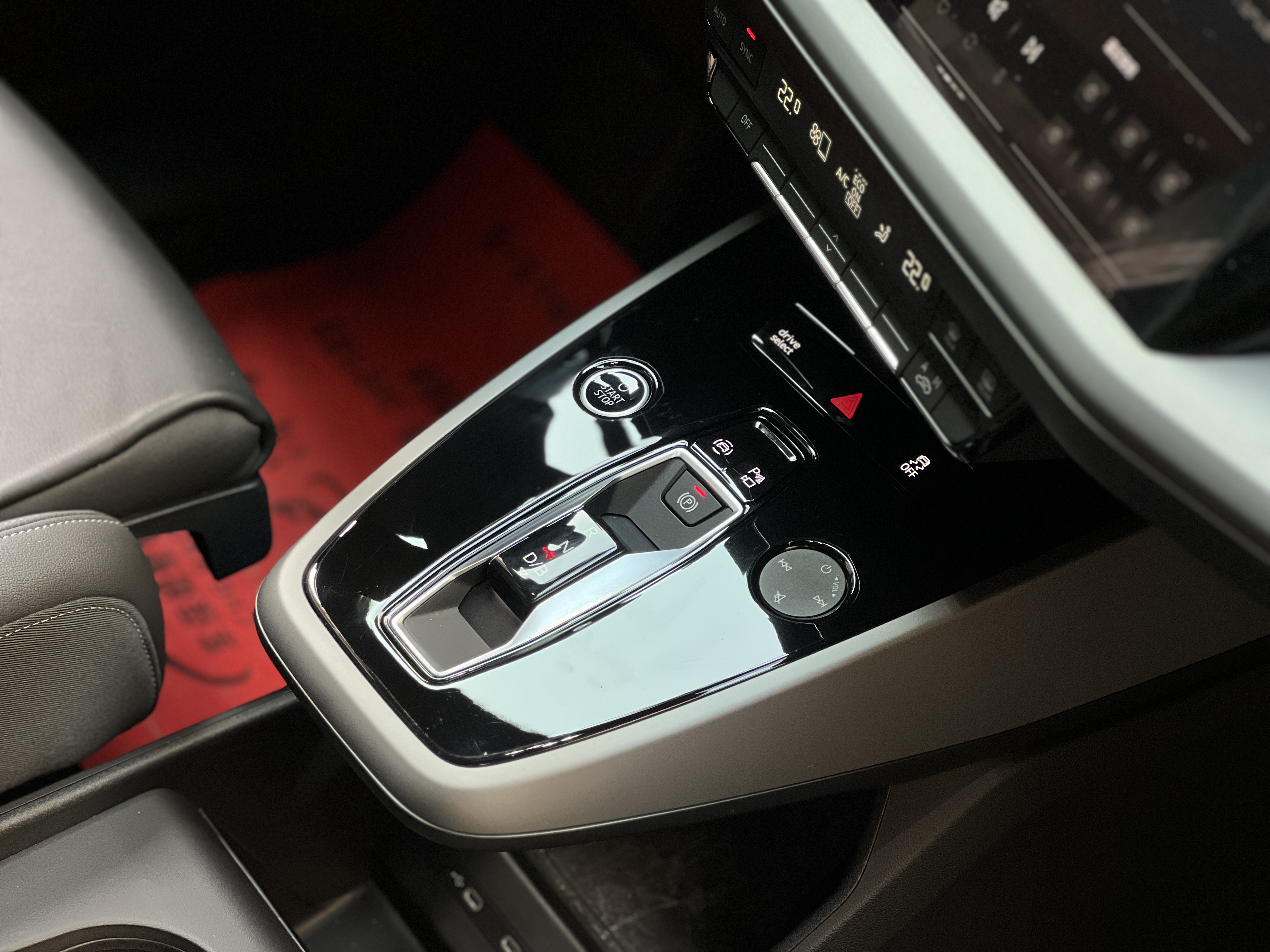 Audi Q5 e-tron 2024 صورة سيارة #11