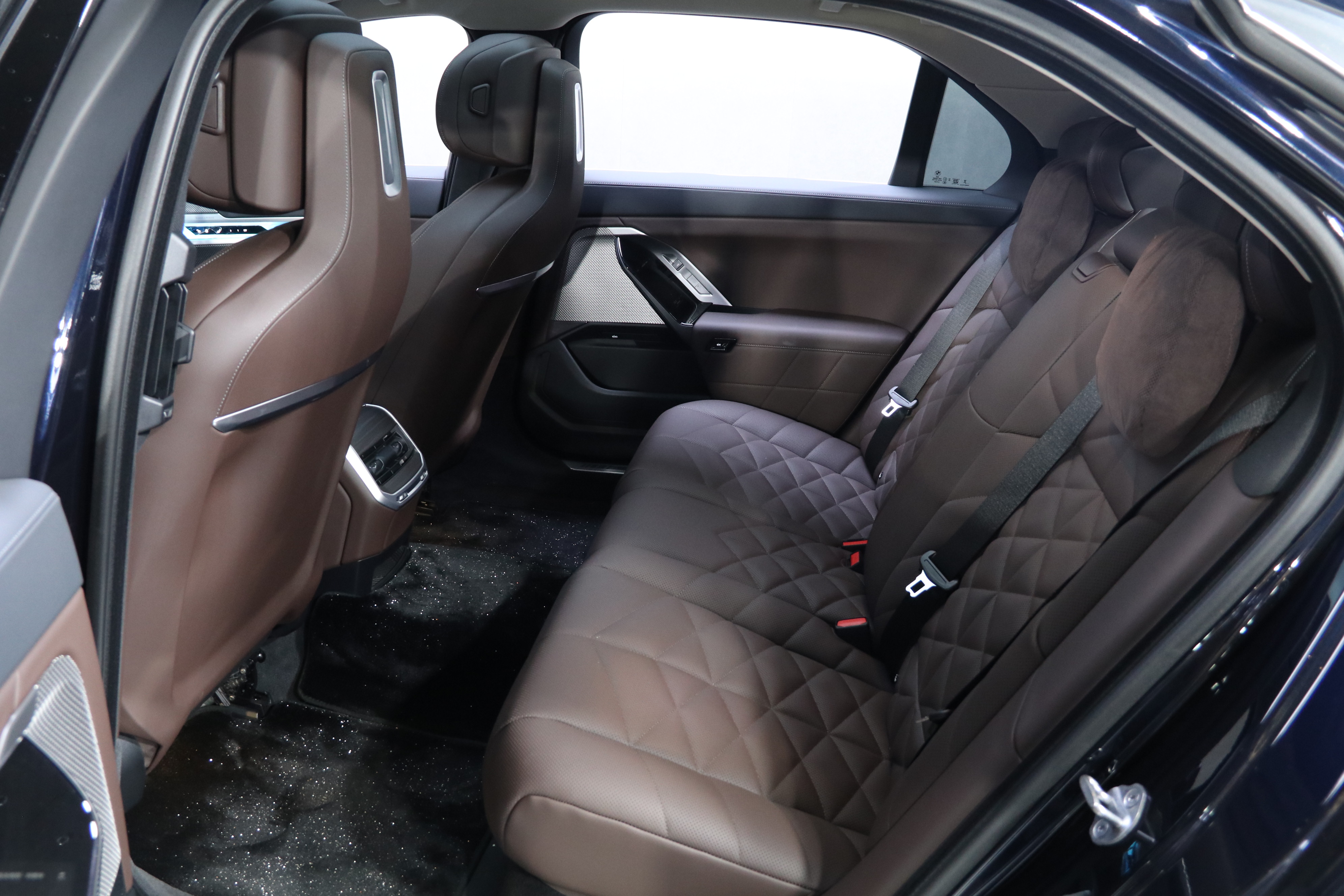 BMW i7 M70L 2024 car image #11