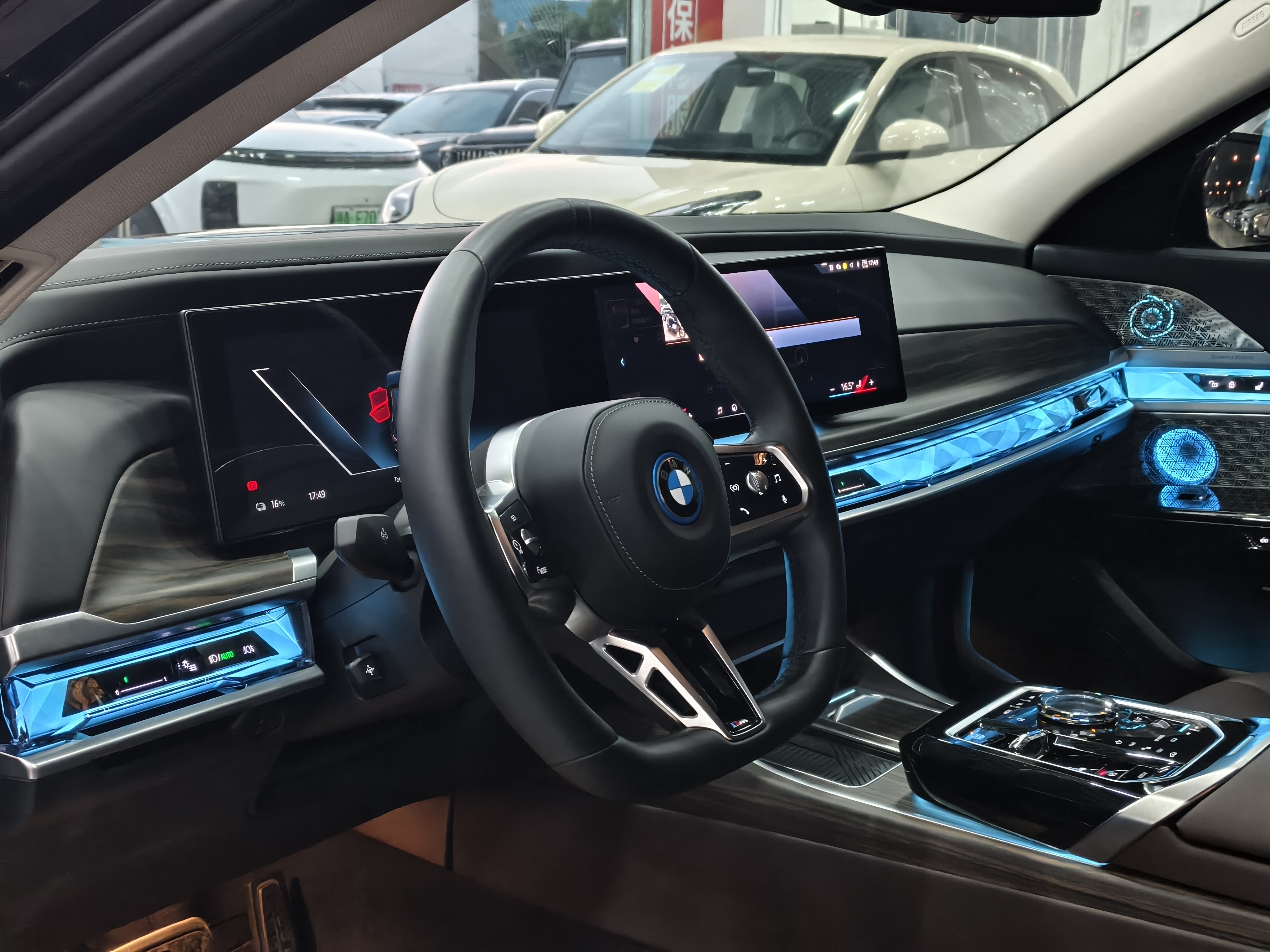 BMW i7 M70L 2024 car image #11