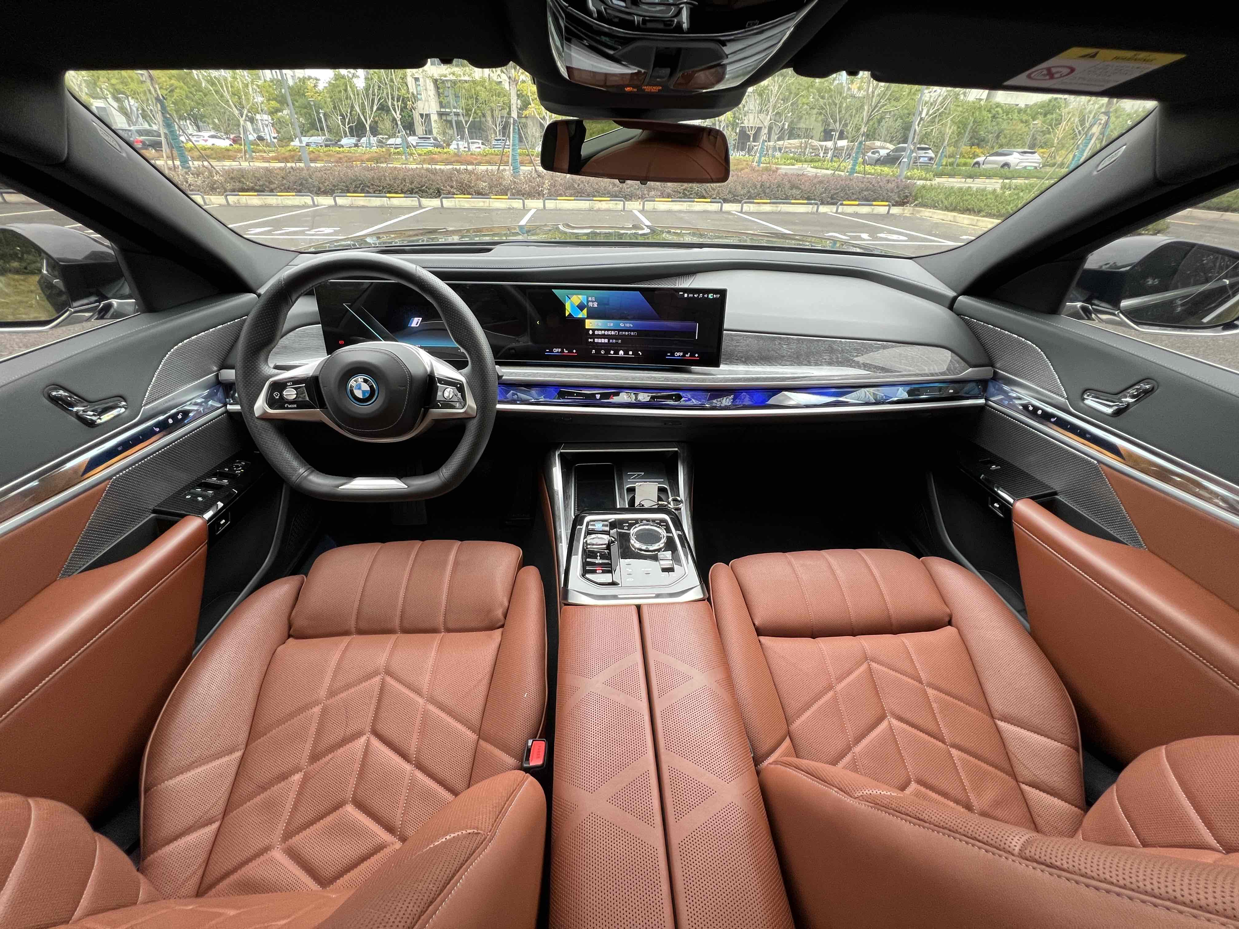 BMW i7 M70L 2024 car image #11