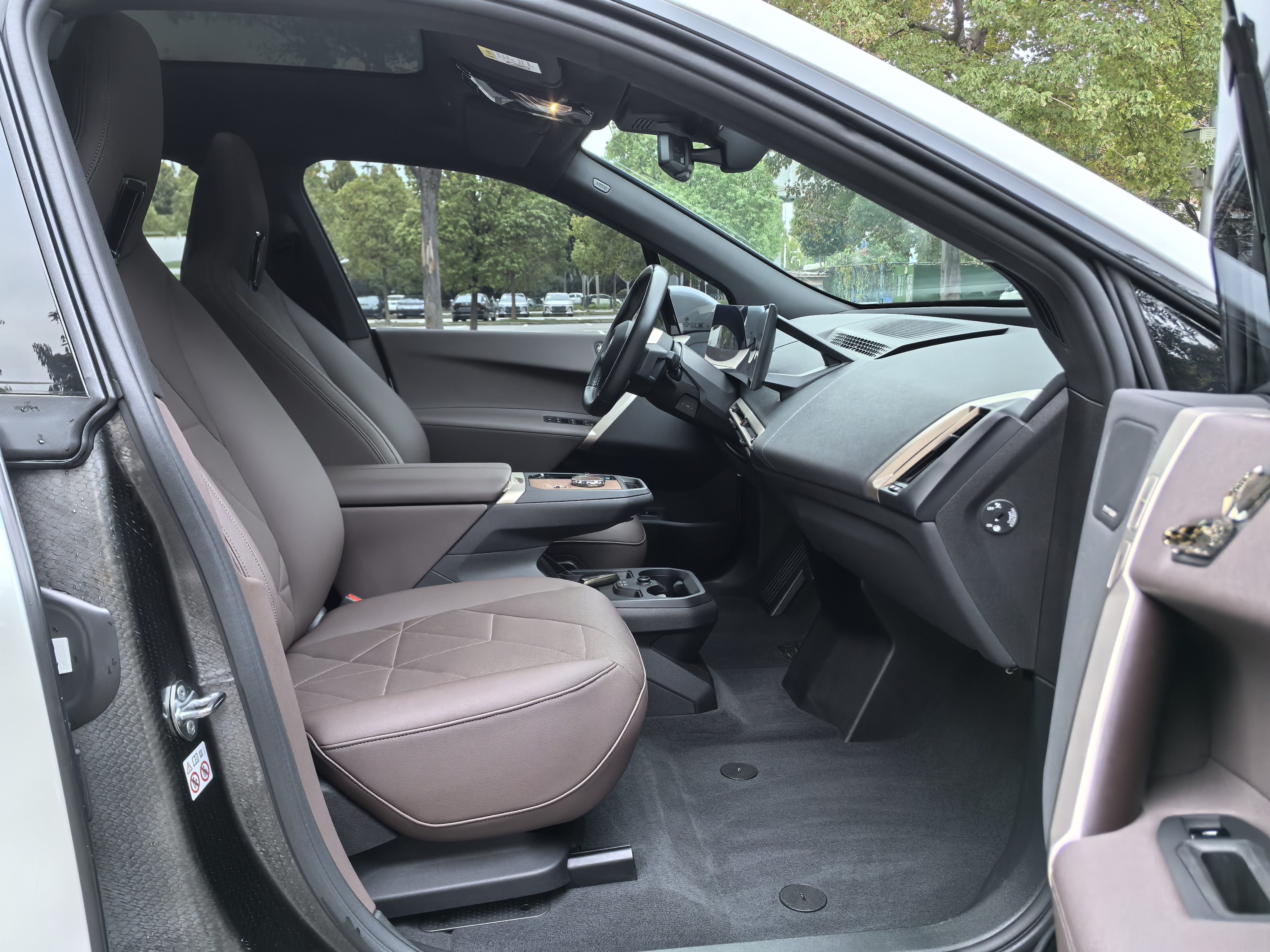 BMW iX 2023 immagine di auto #11