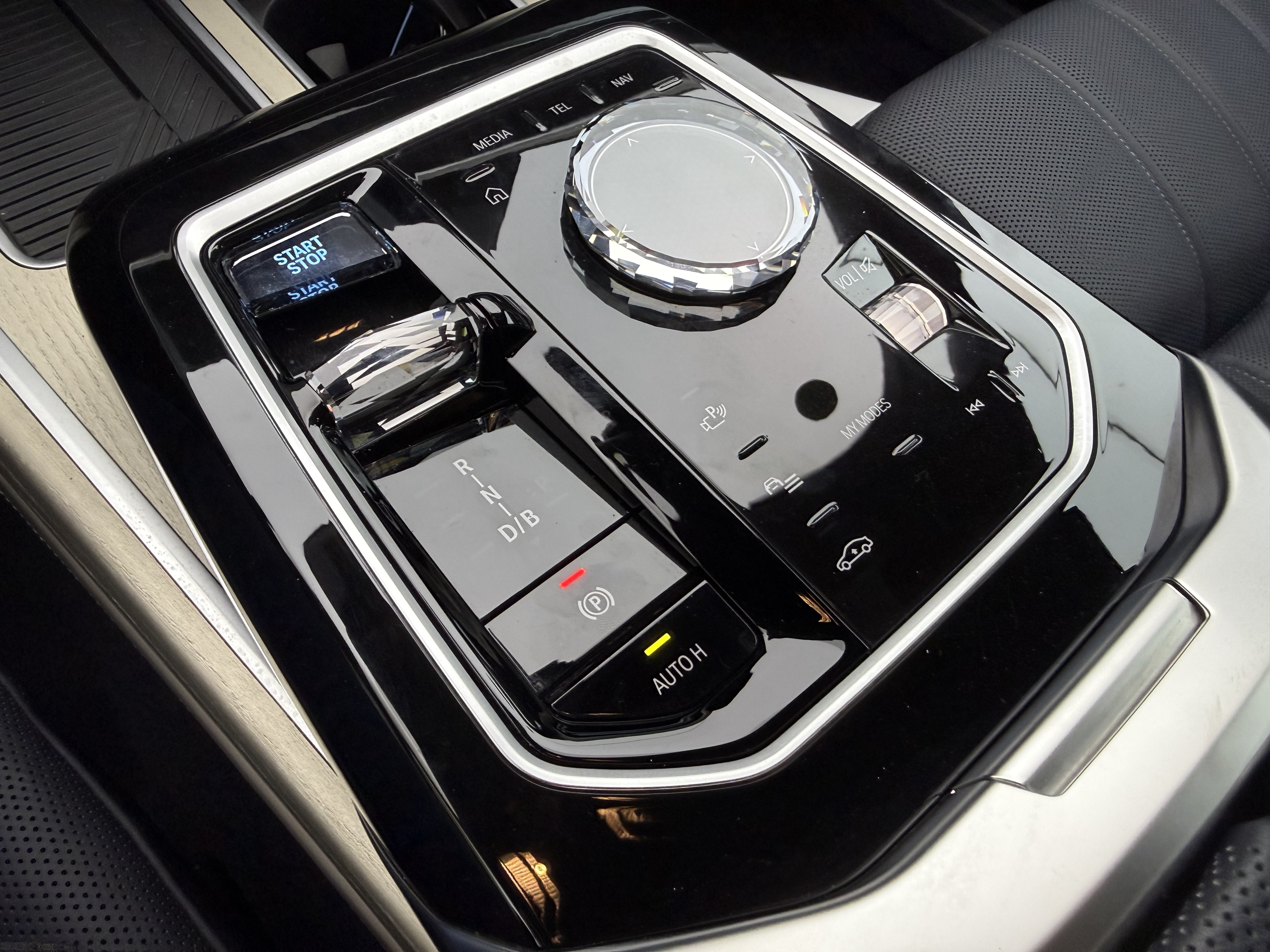 BMW i7 M70L 2024 #11 BMW i7 M70L 2024 car image #11