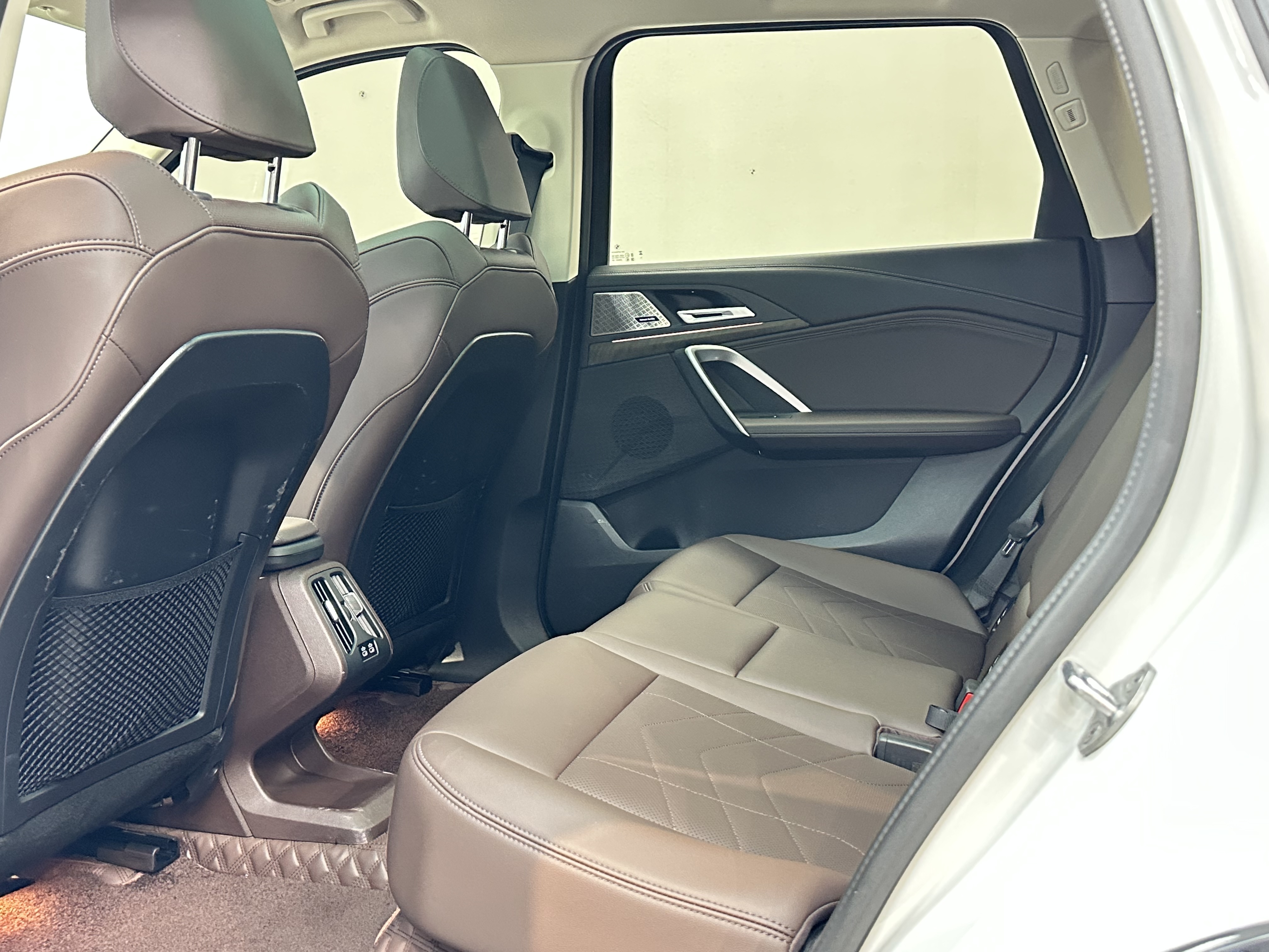 BMW iX1 2025 car image #11