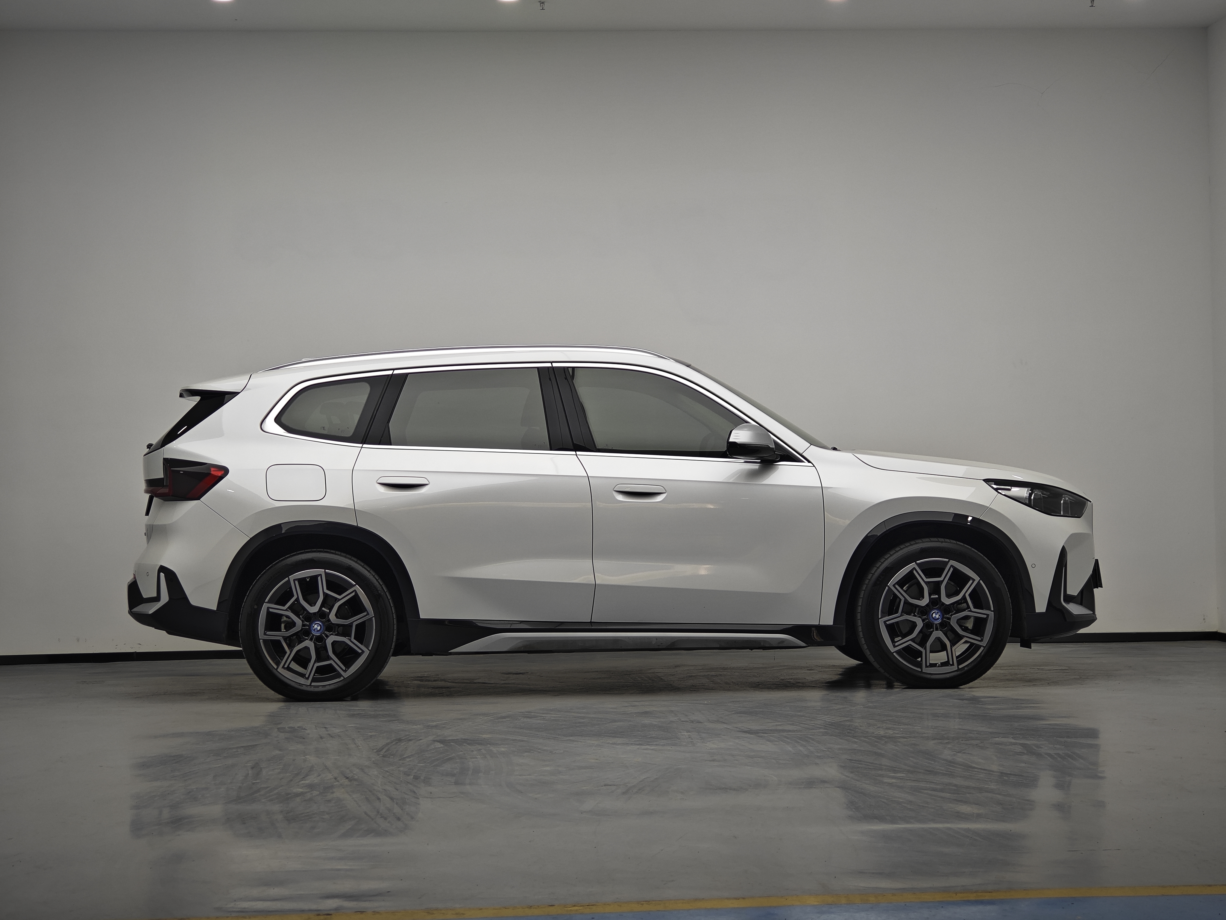 BMW iX1 2025 #11 BMW iX1 2025 صورة سيارة #11