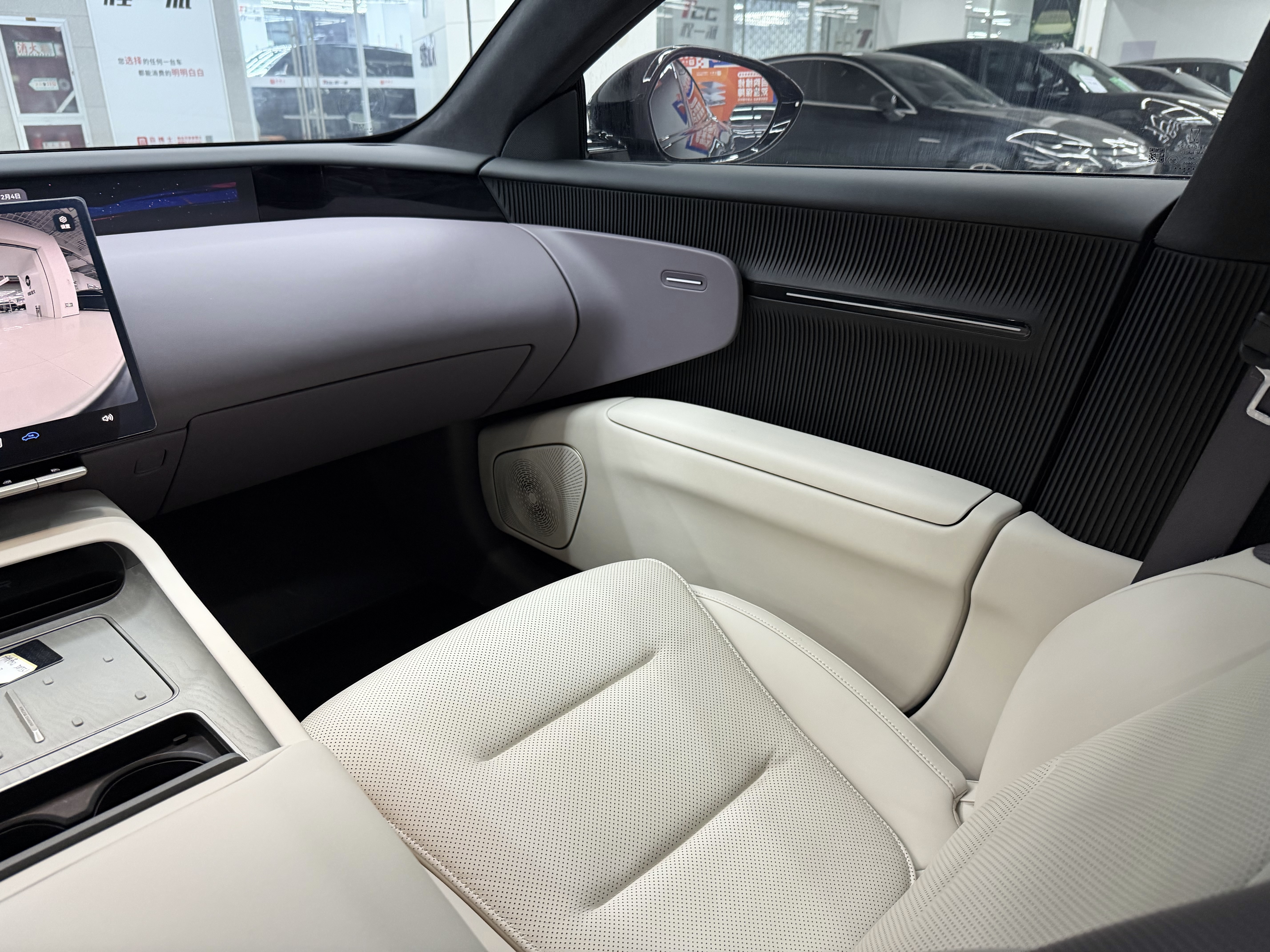 Avatr 12 2024 car image #11