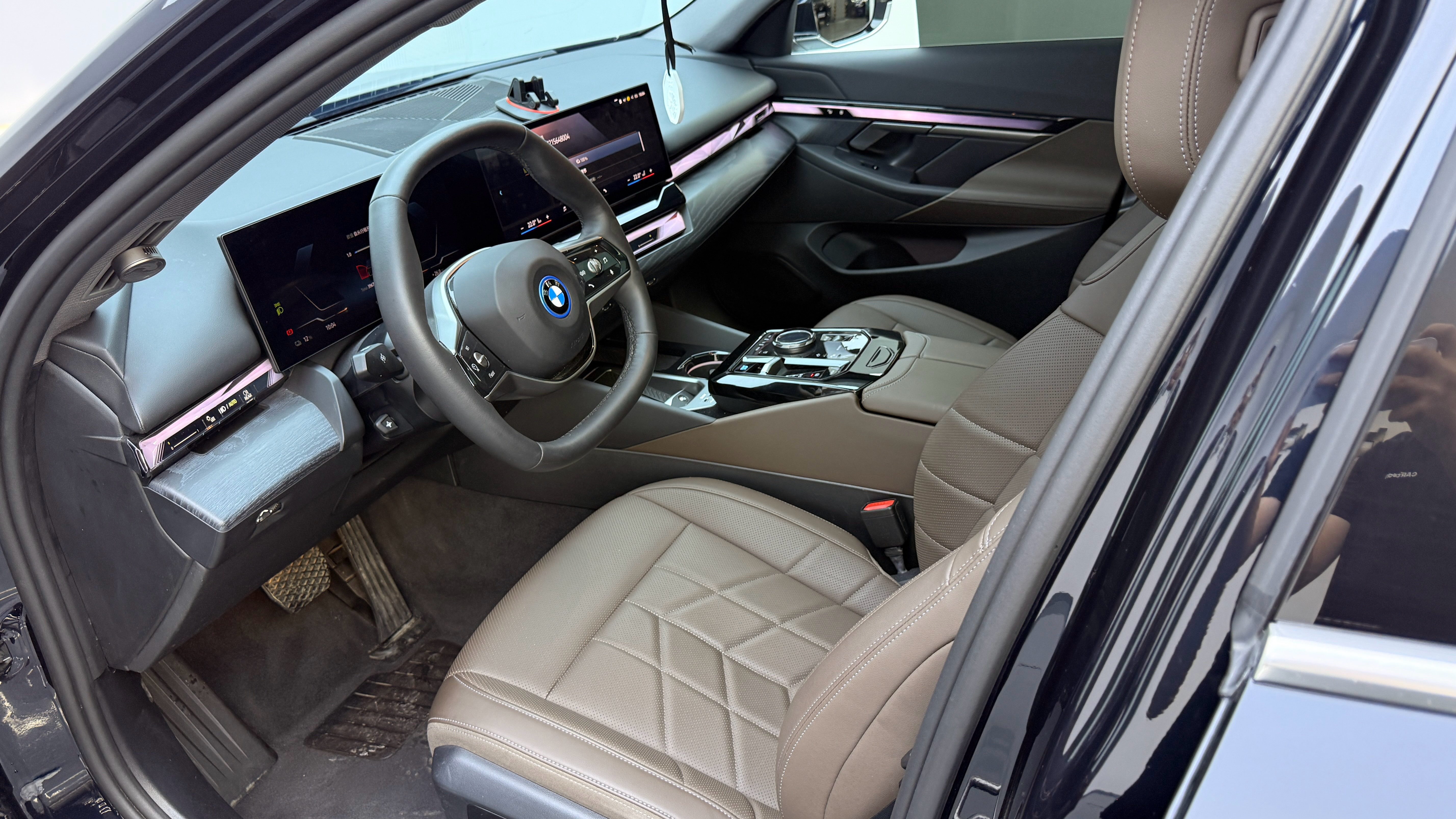 BMW i5 2024 car image #11
