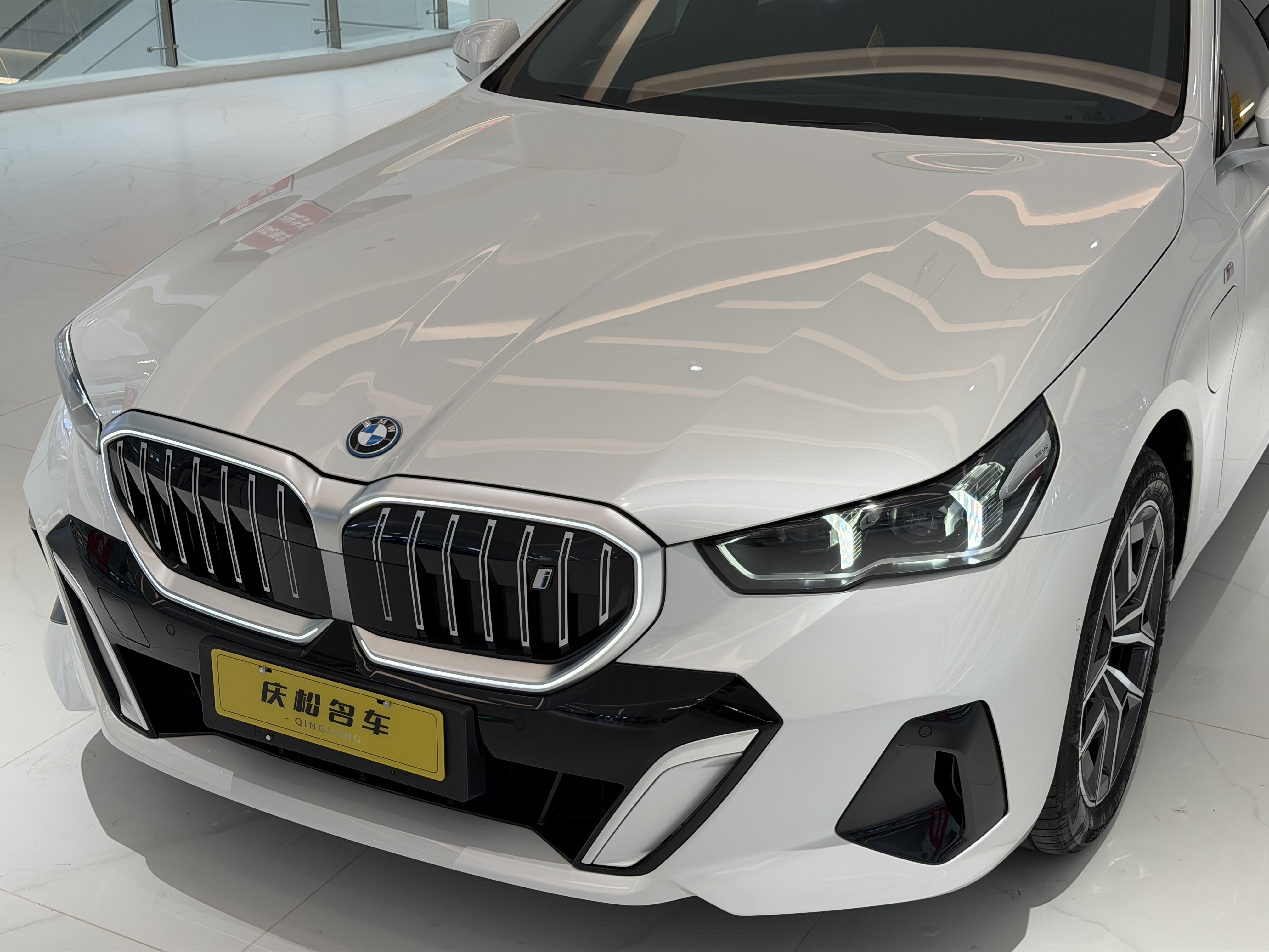 BMW i5 2024 car image #11