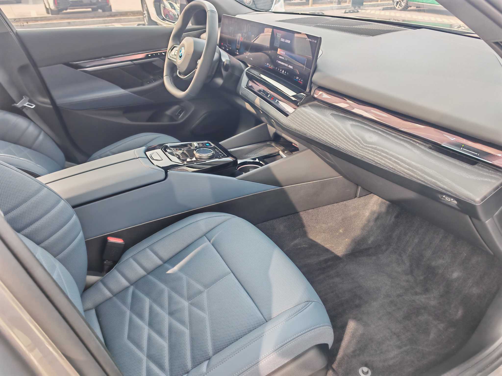 BMW i5 2025 car image #11