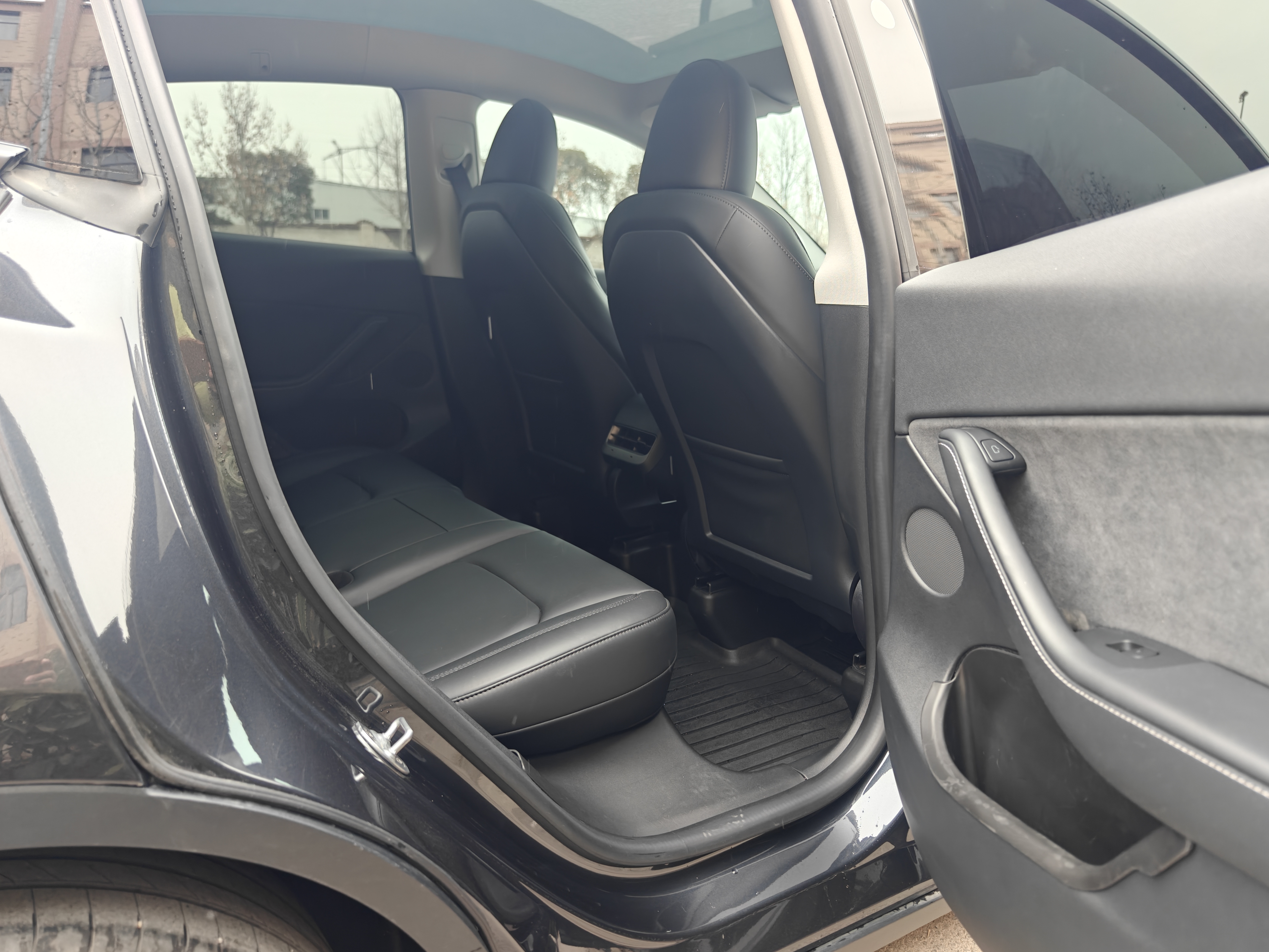 Tesla Model Y 2024 car image #11