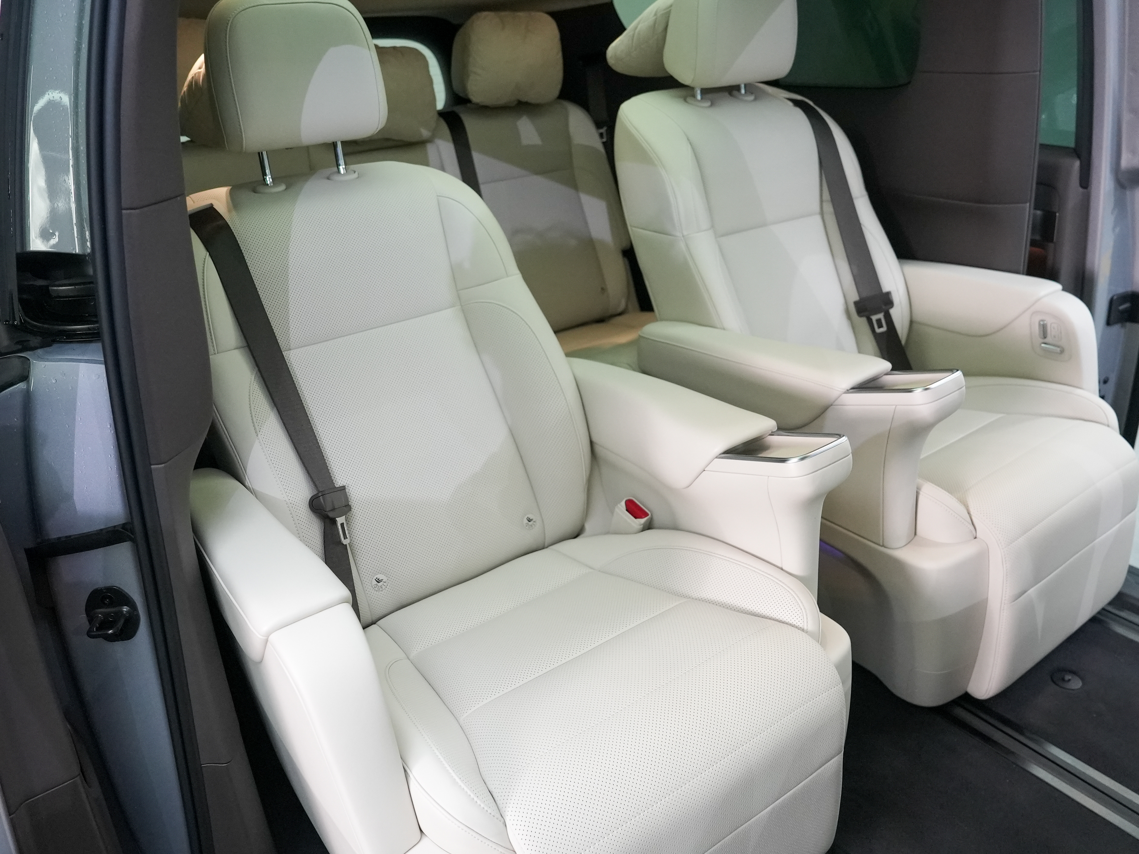 理想汽车 理想MEGA 2025 汽车图片 #11