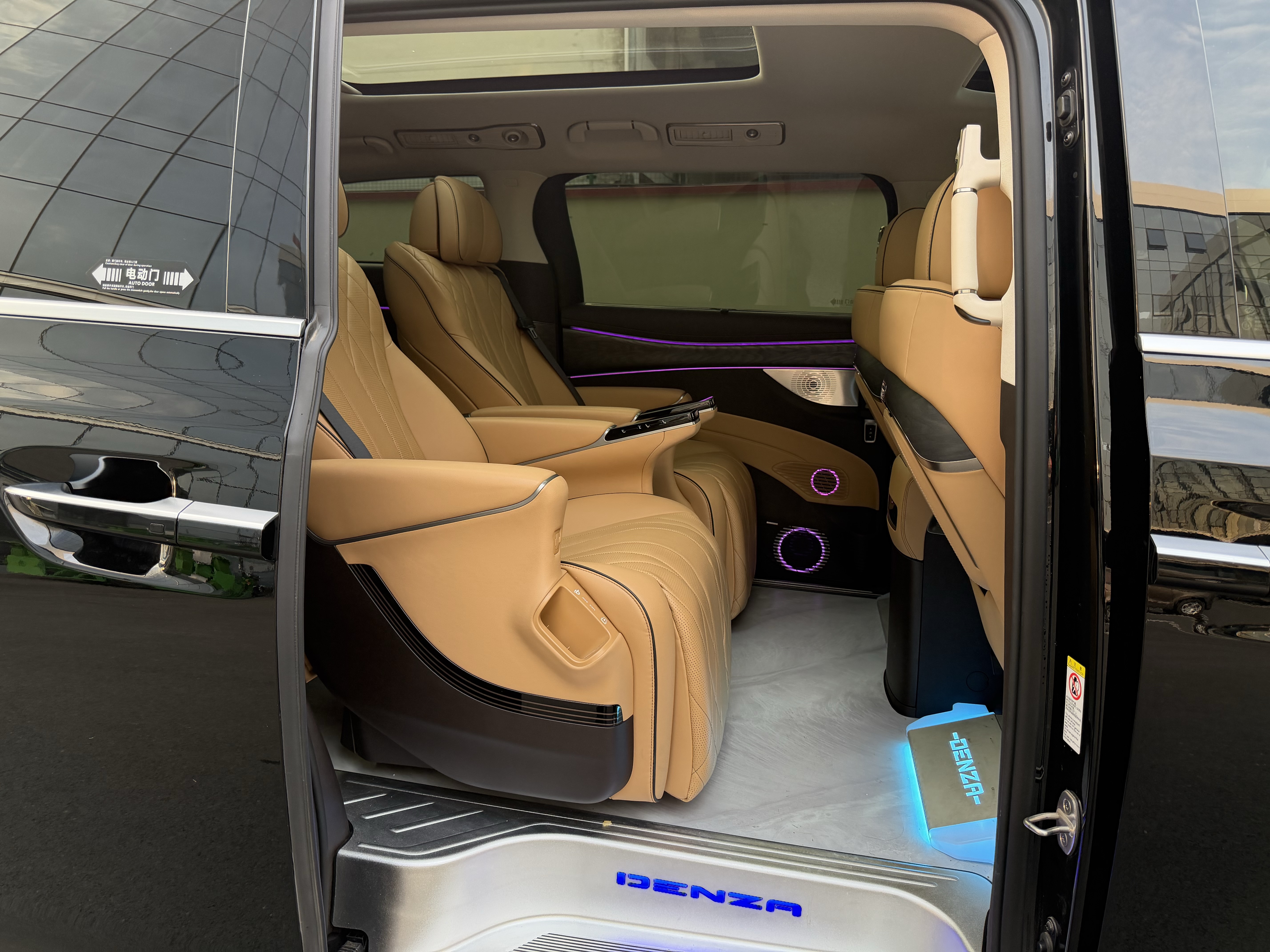 Denza D9 2024 car image #11