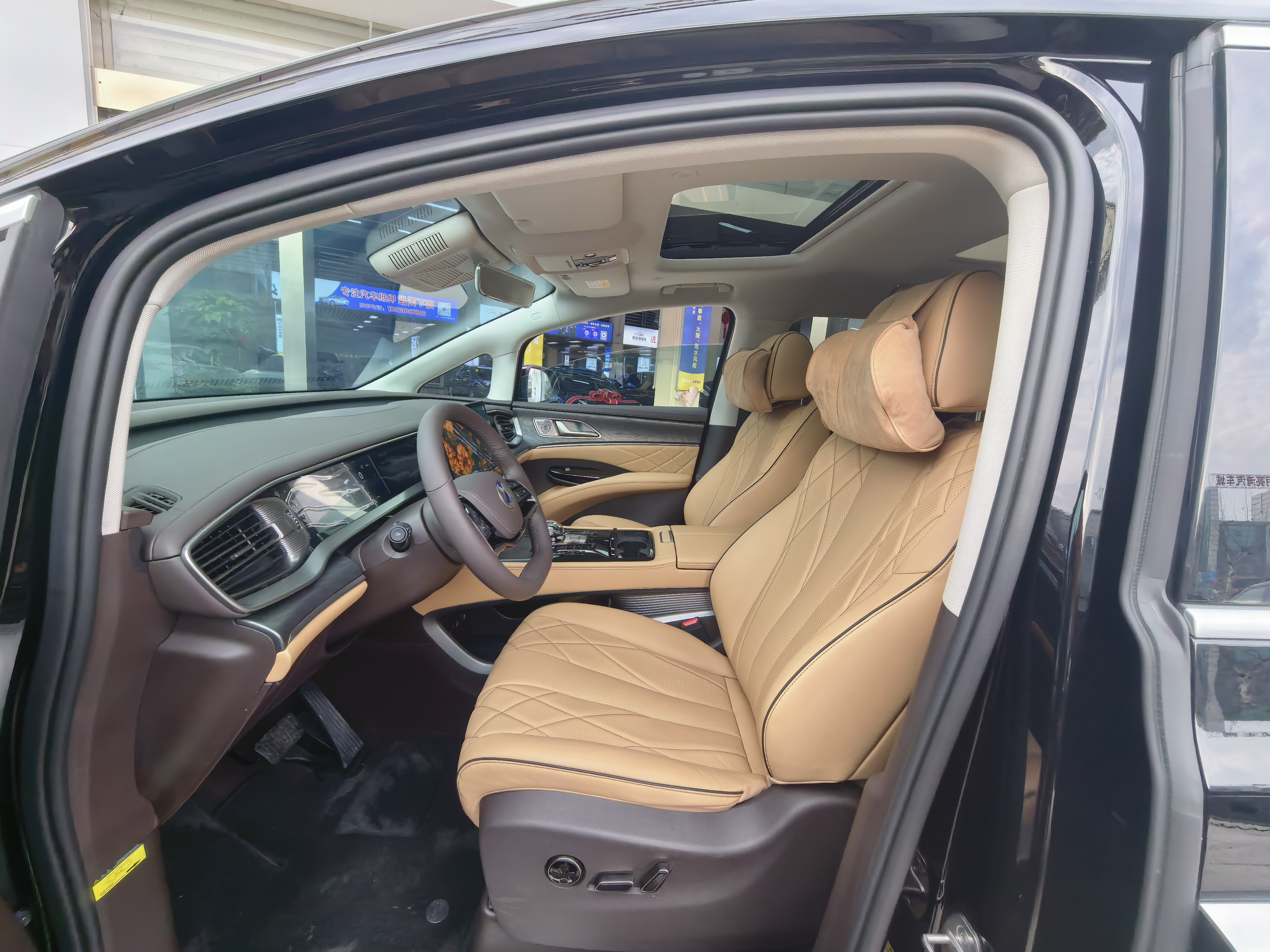 Denza D9 2024 car image #11