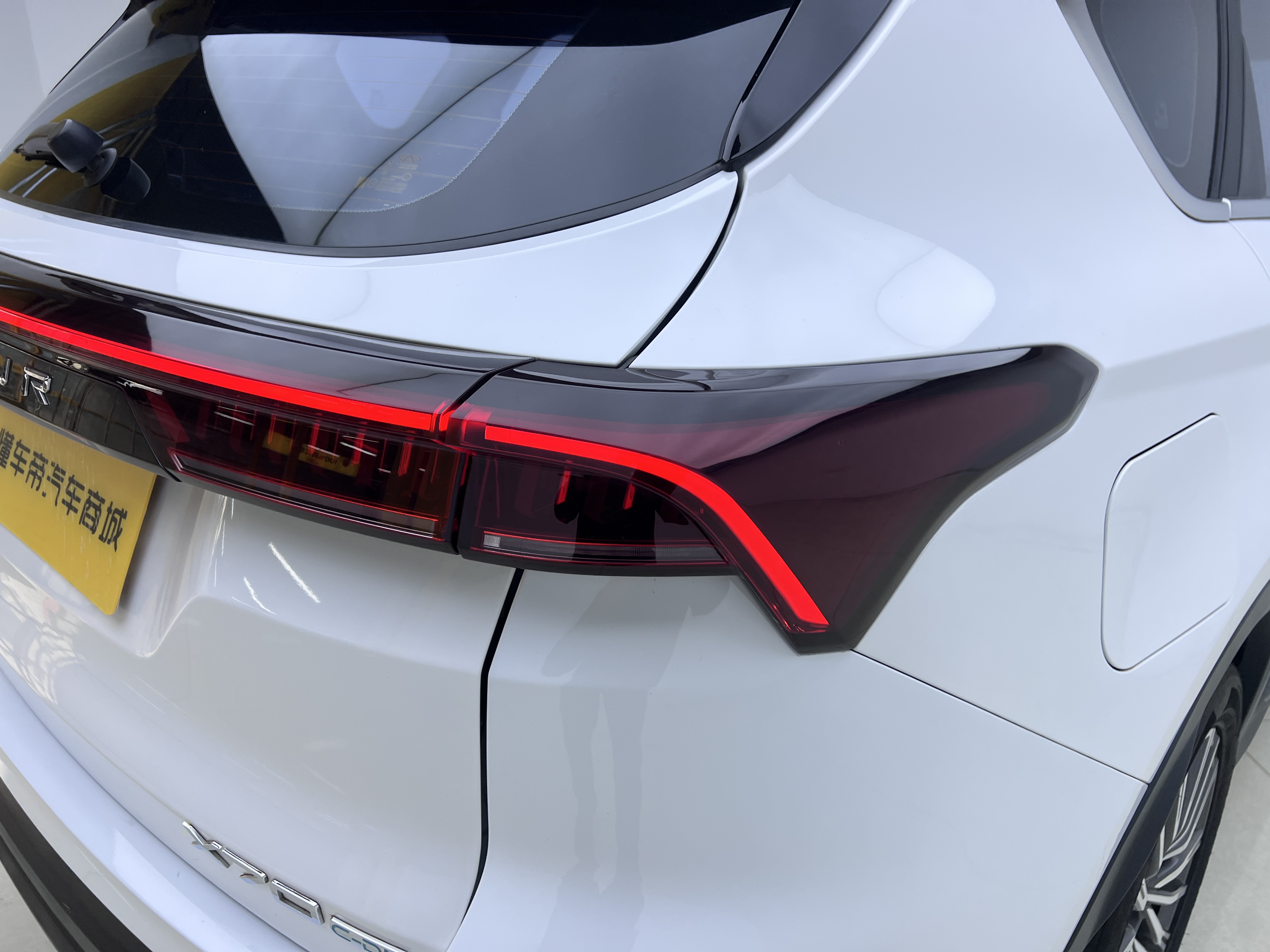 X70 C-DM 2024 car image #11