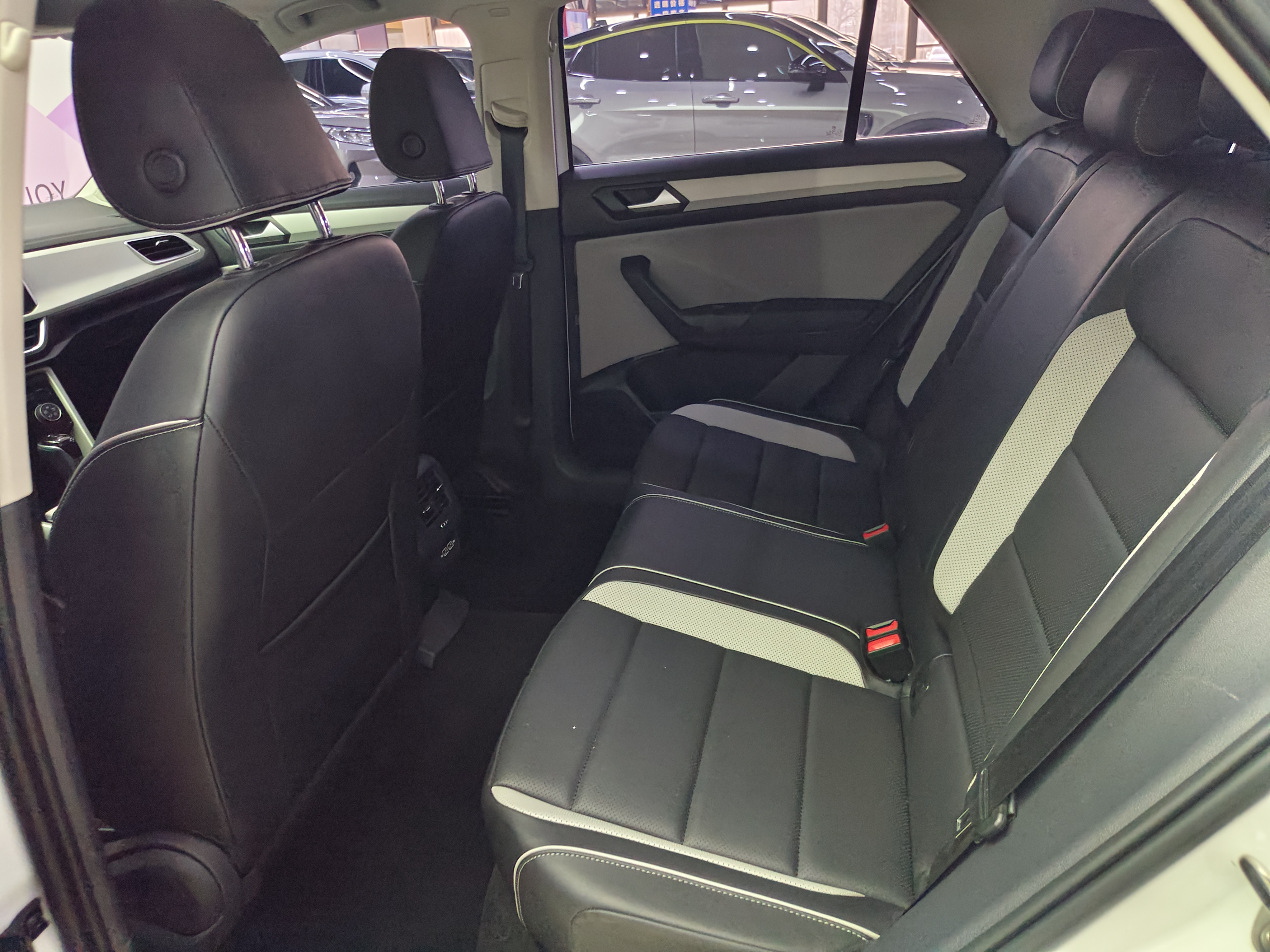 Volkswagen T-Roc 2024 car image #11