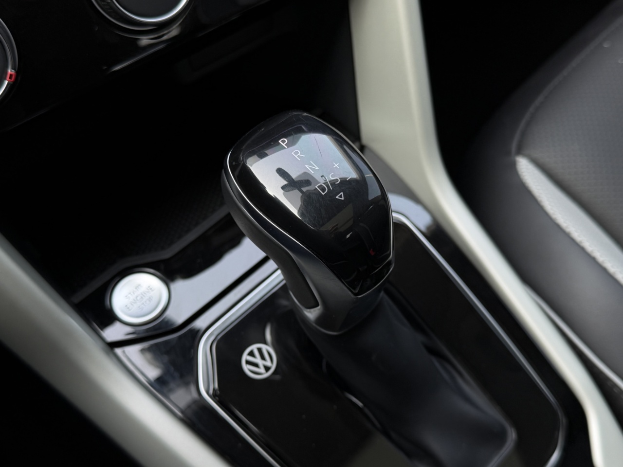 Volkswagen T-Roc 2024 car image #11