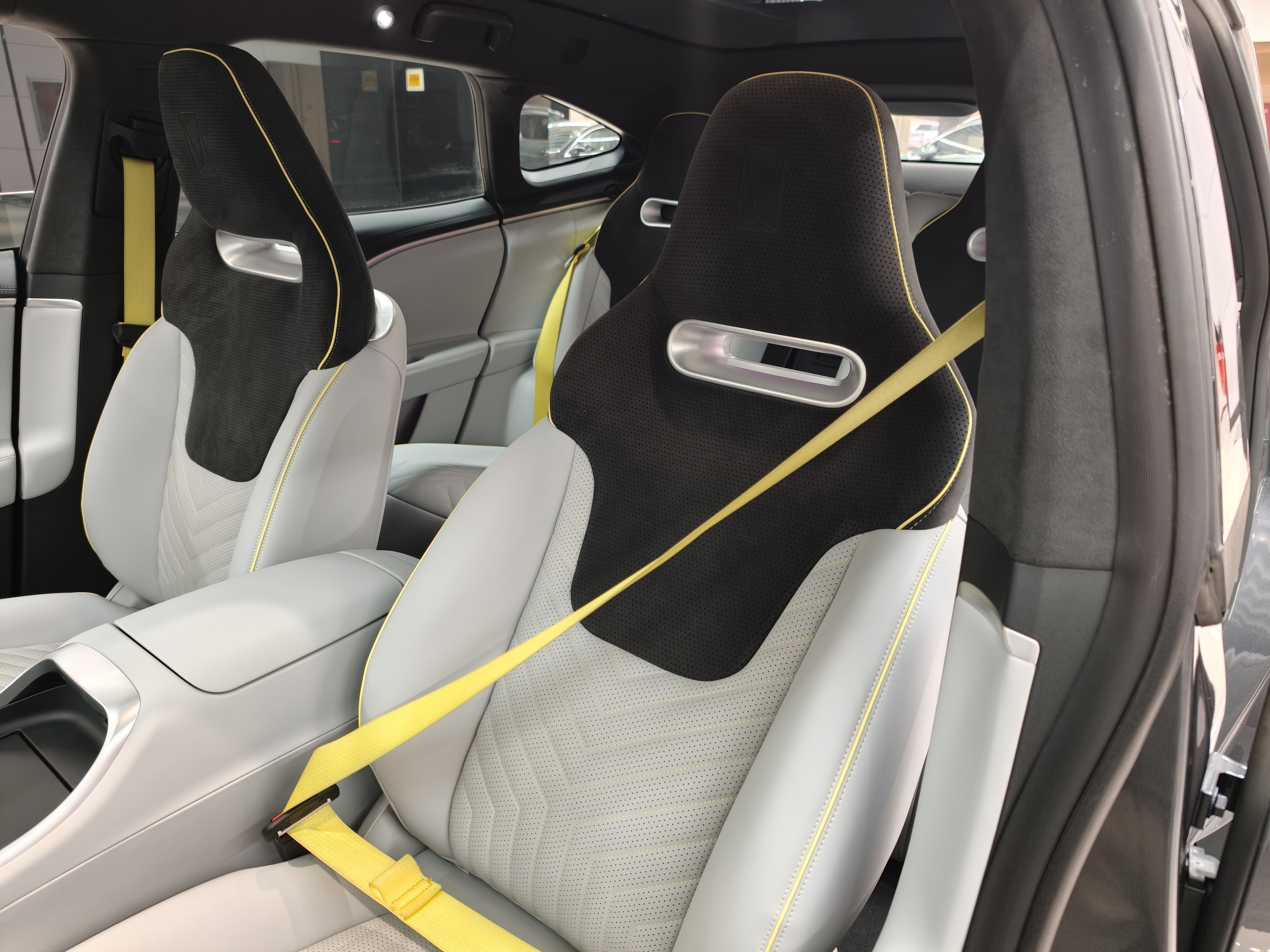 Avatr 11 2024 car image #11