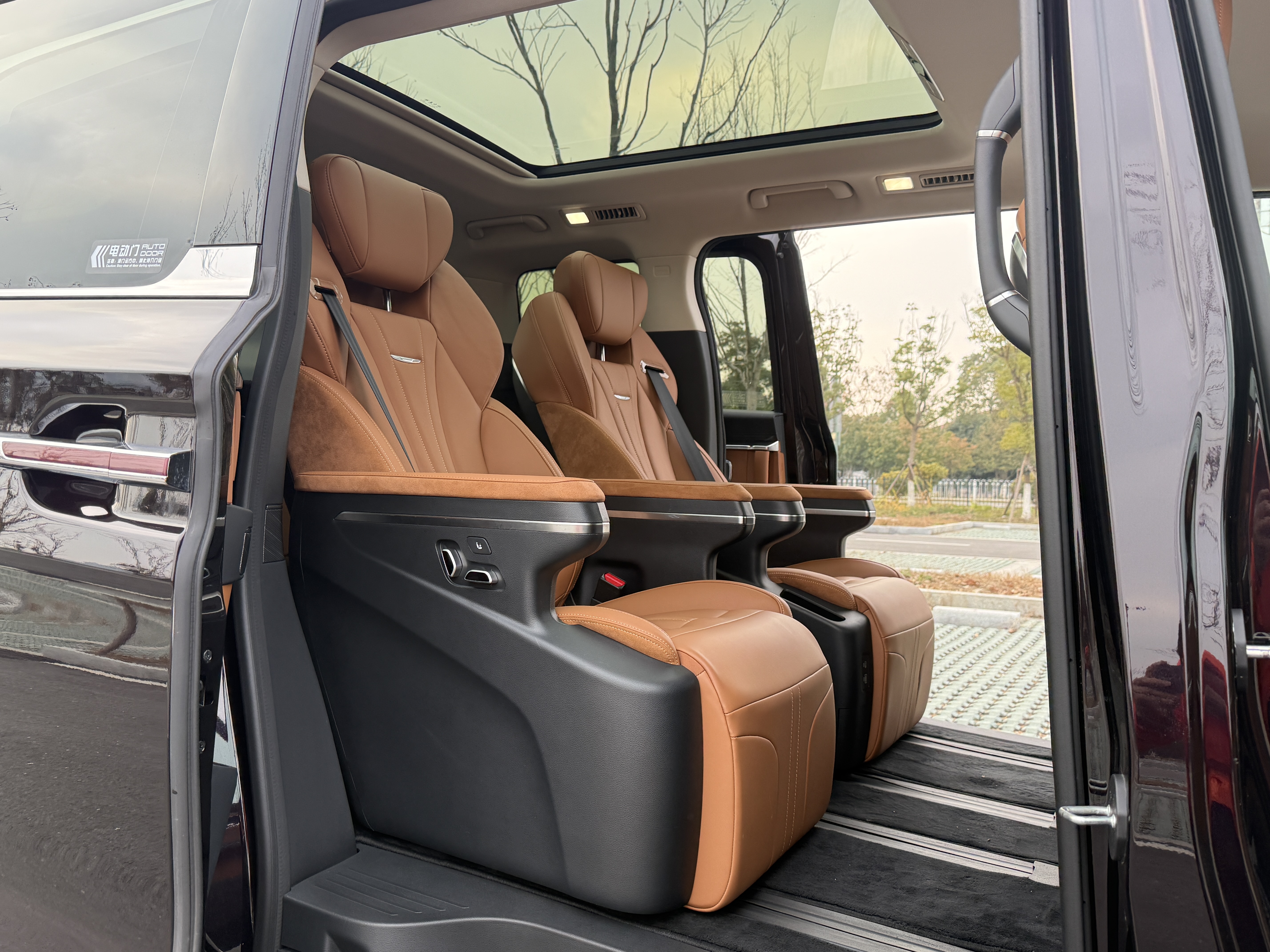 HongQi HQ9 PHEV 2024 #11 HongQi HQ9 PHEV 2024 car image #11