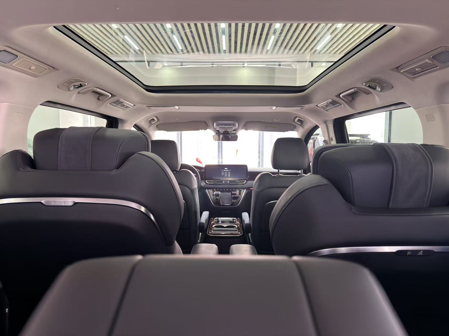 HongQi HQ9 PHEV 2024 #11 HongQi HQ9 PHEV 2024 car image #11