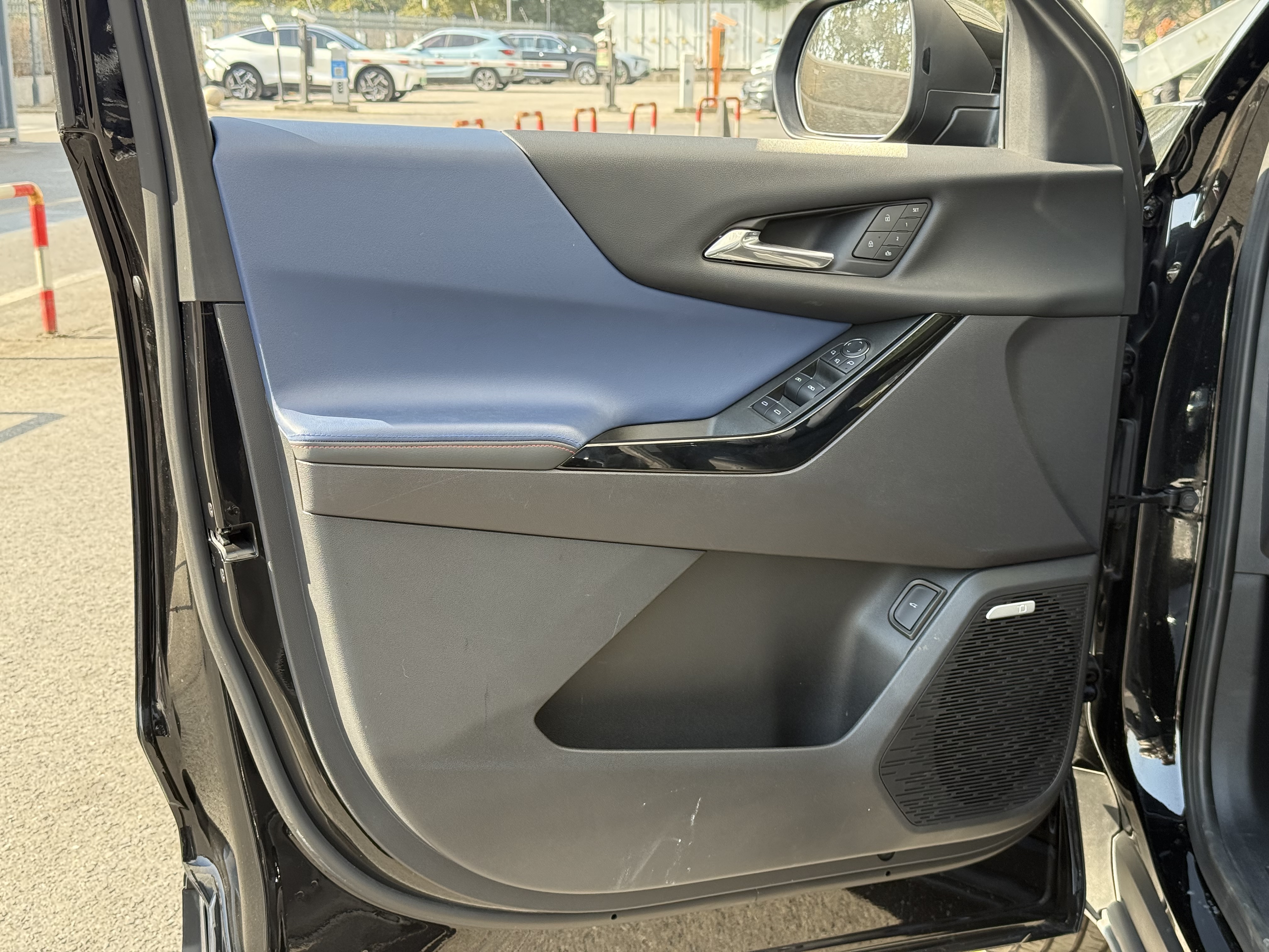 Chevrolet Equinox Plus 2025 car image #11