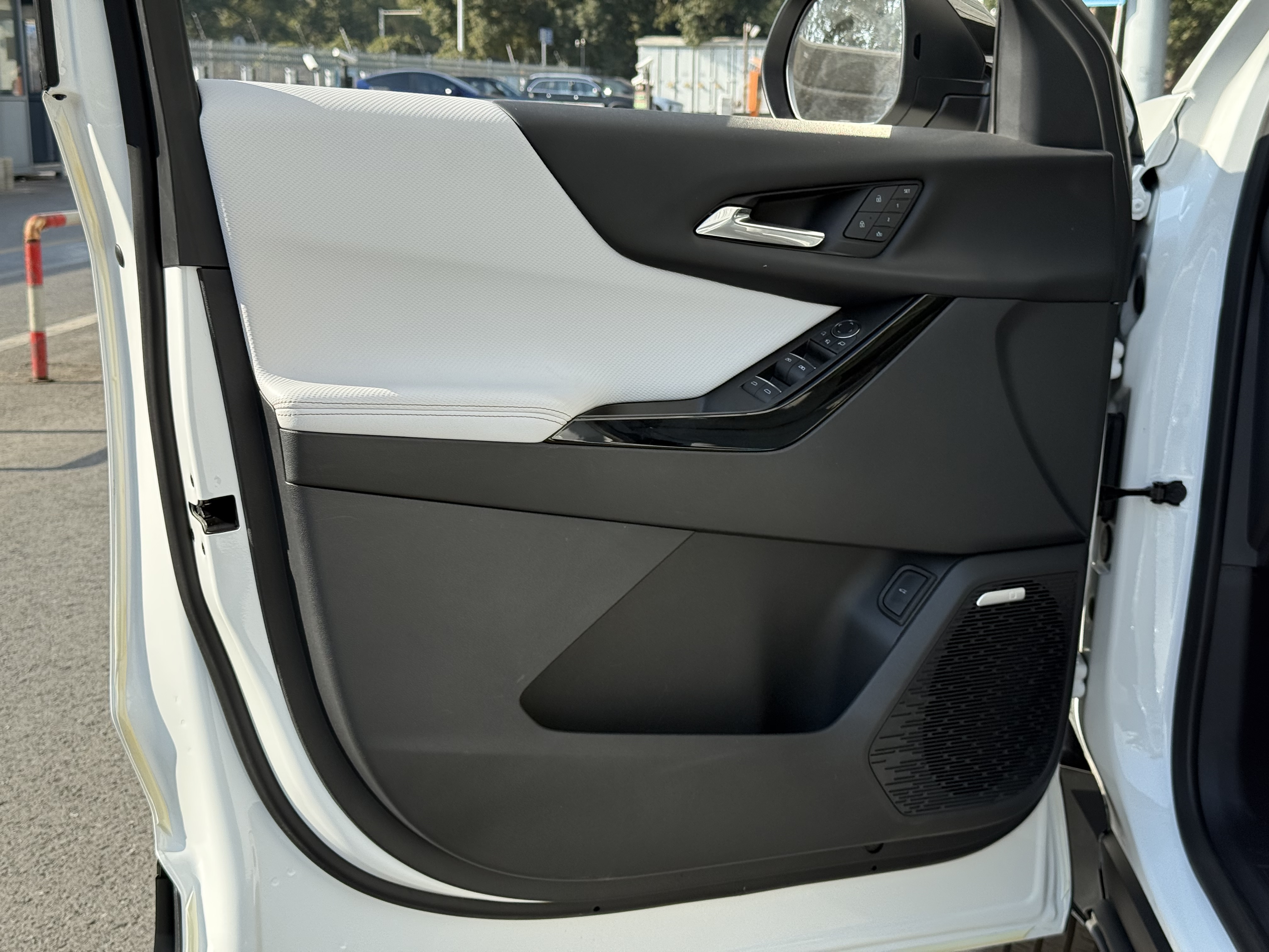 Chevrolet Equinox Plus 2025 car image #11