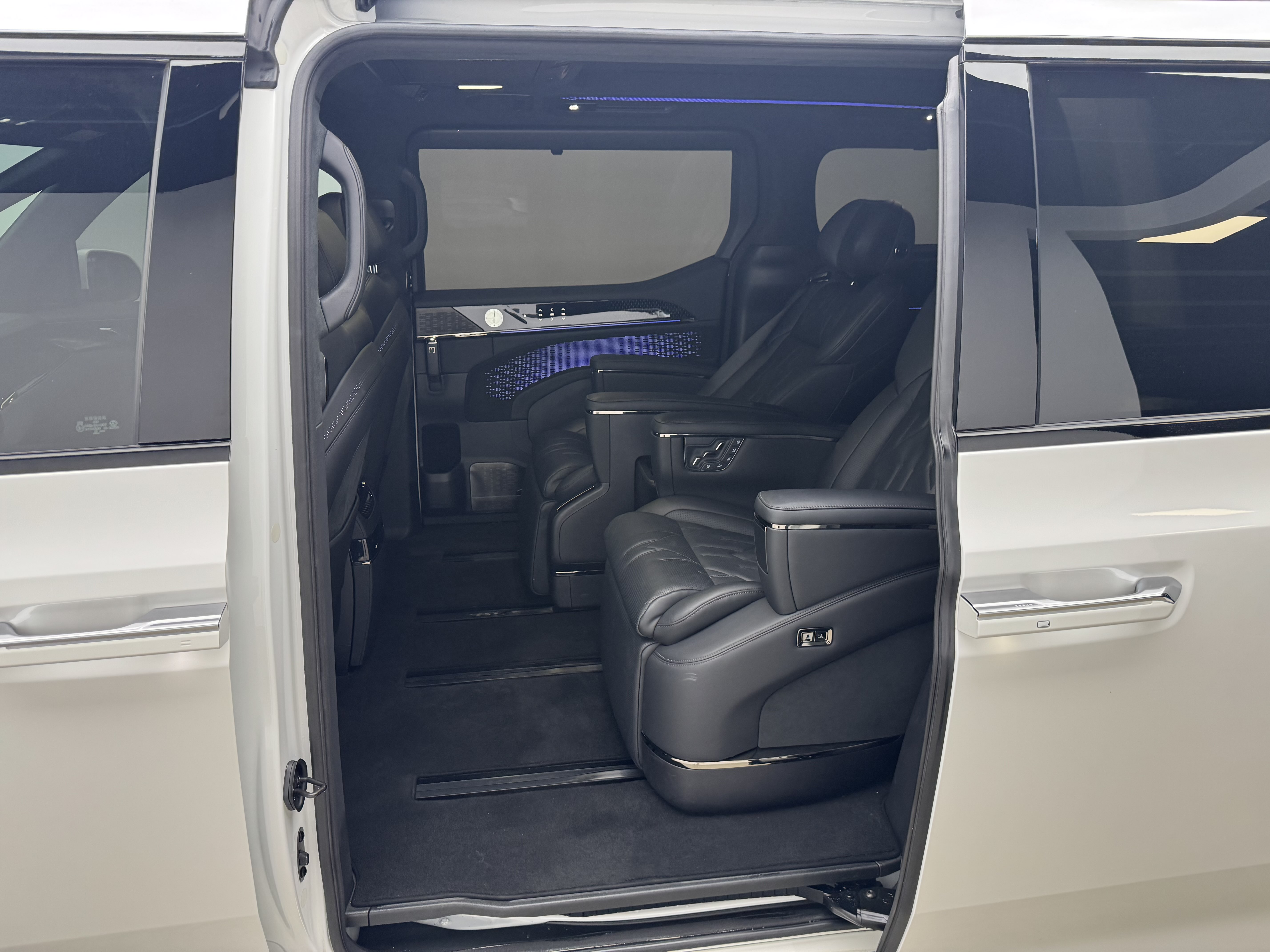 极氪 极氪009 2024 汽车图片 #11