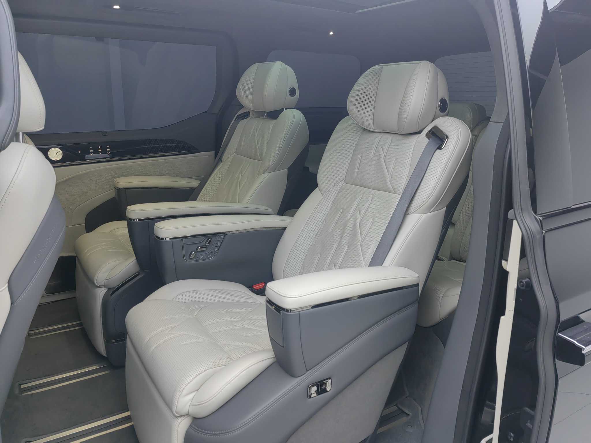 极氪 极氪009 2024 汽车图片 #11