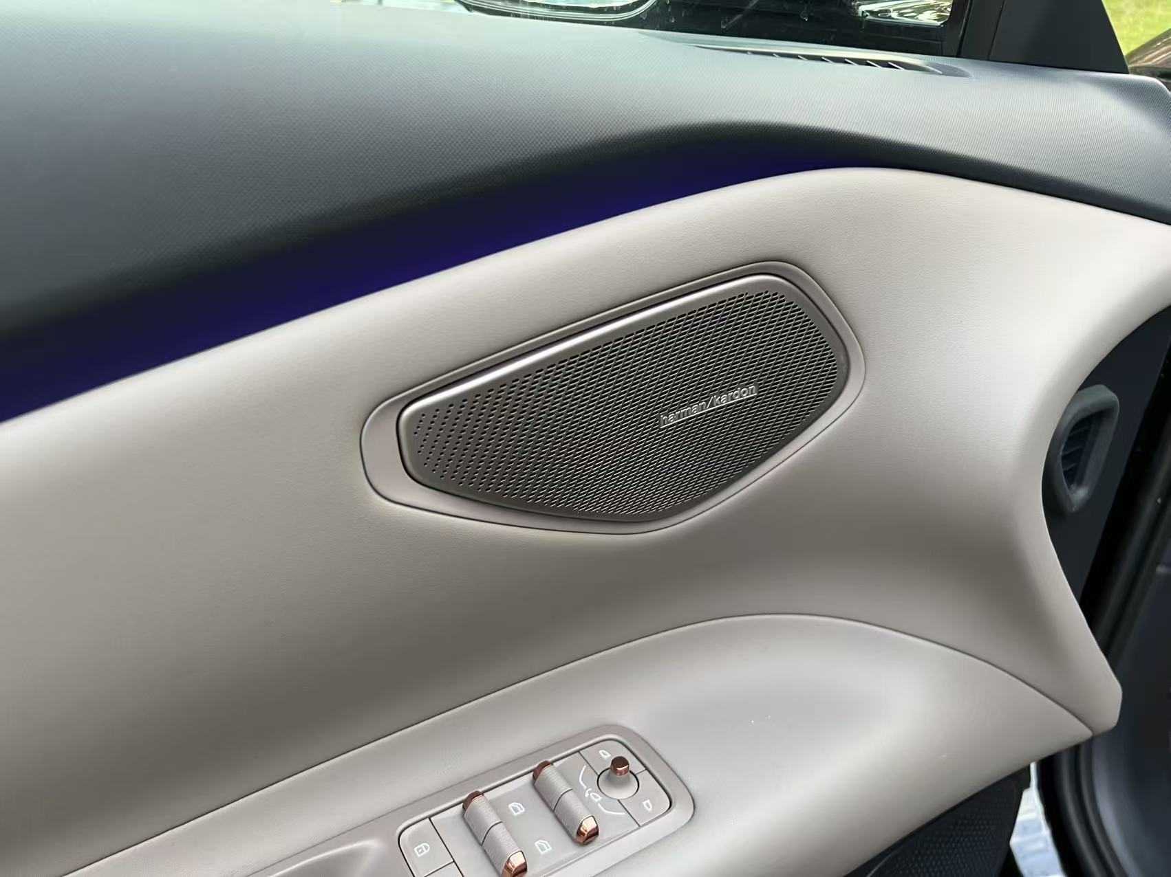 Lynk & Co Z10 2024 car image #11