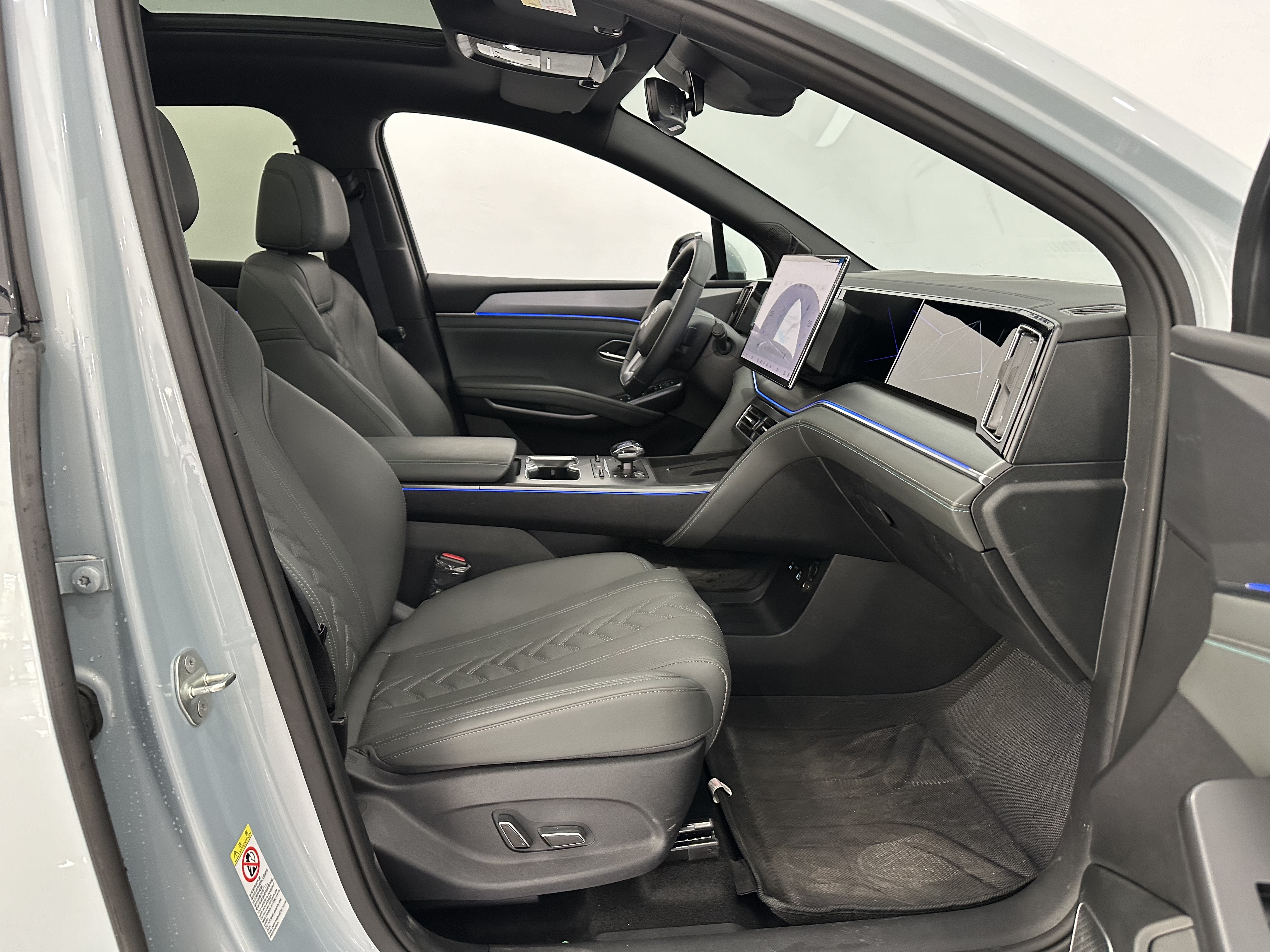 BYD SongL DM-i 2025 #11 BYD SongL DM-i 2025 car image #11