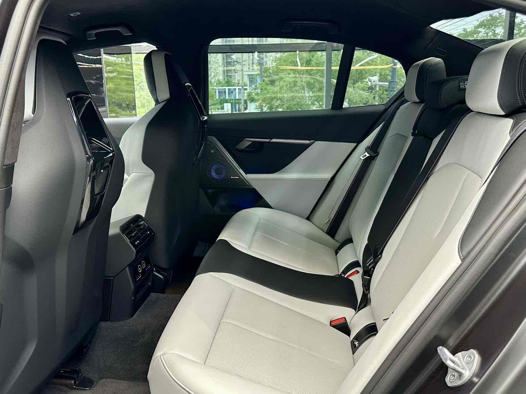 BMW M5 New Energy 2025 #11 BMW M5 New Energy 2025 car image #11