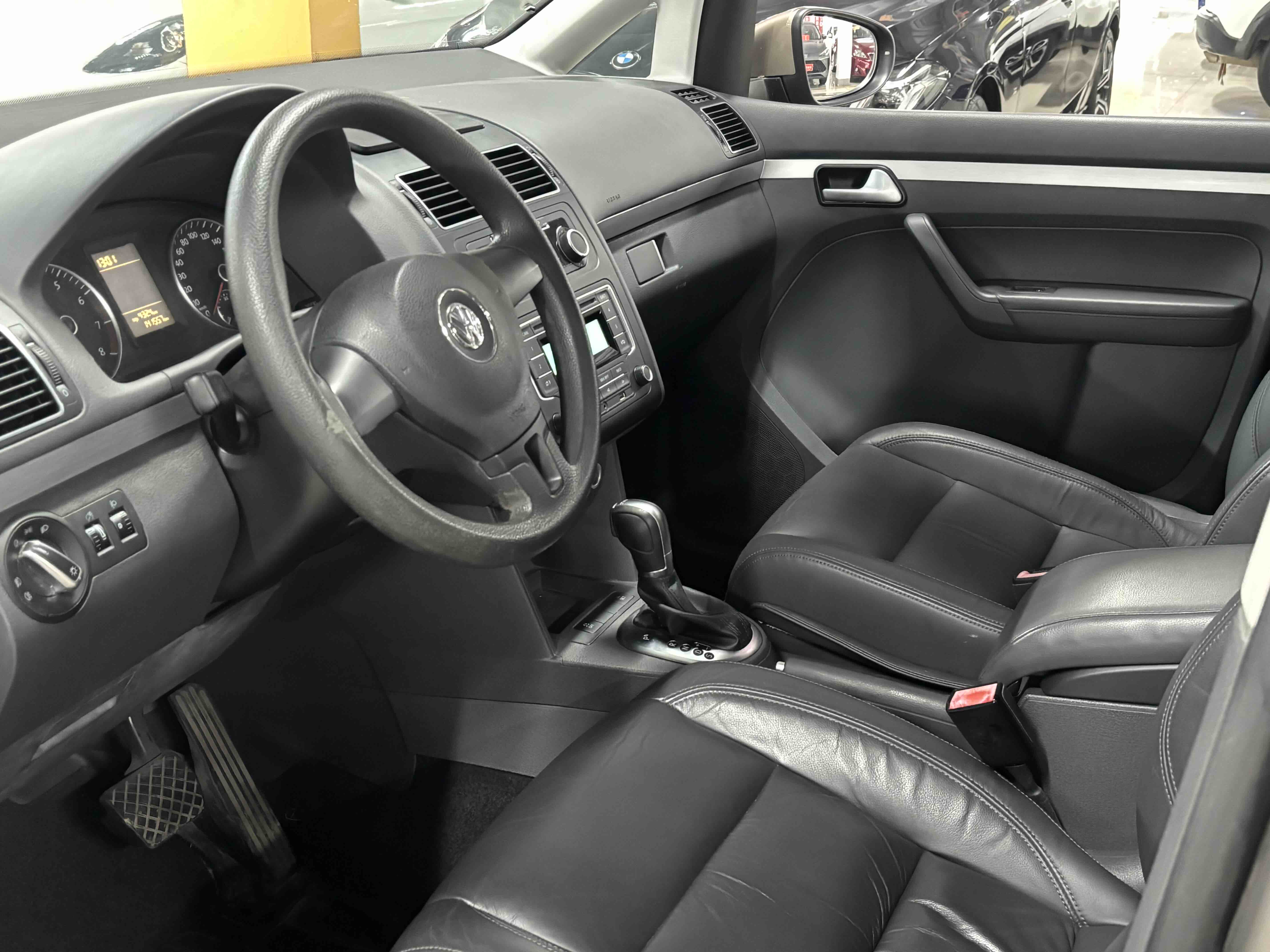 Volkswagen Touran 2016 car image #11