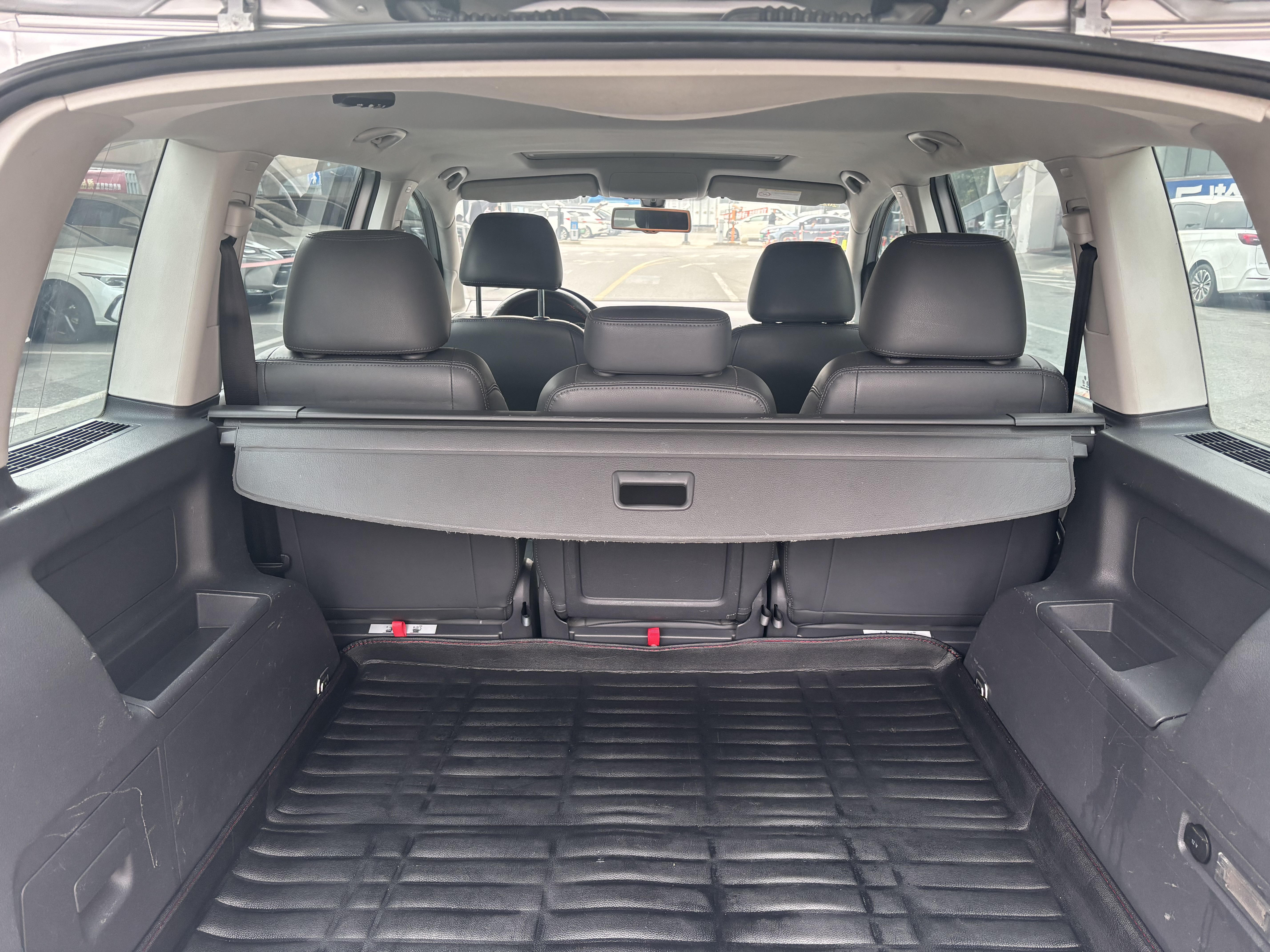 Volkswagen Touran 2015 car image #11