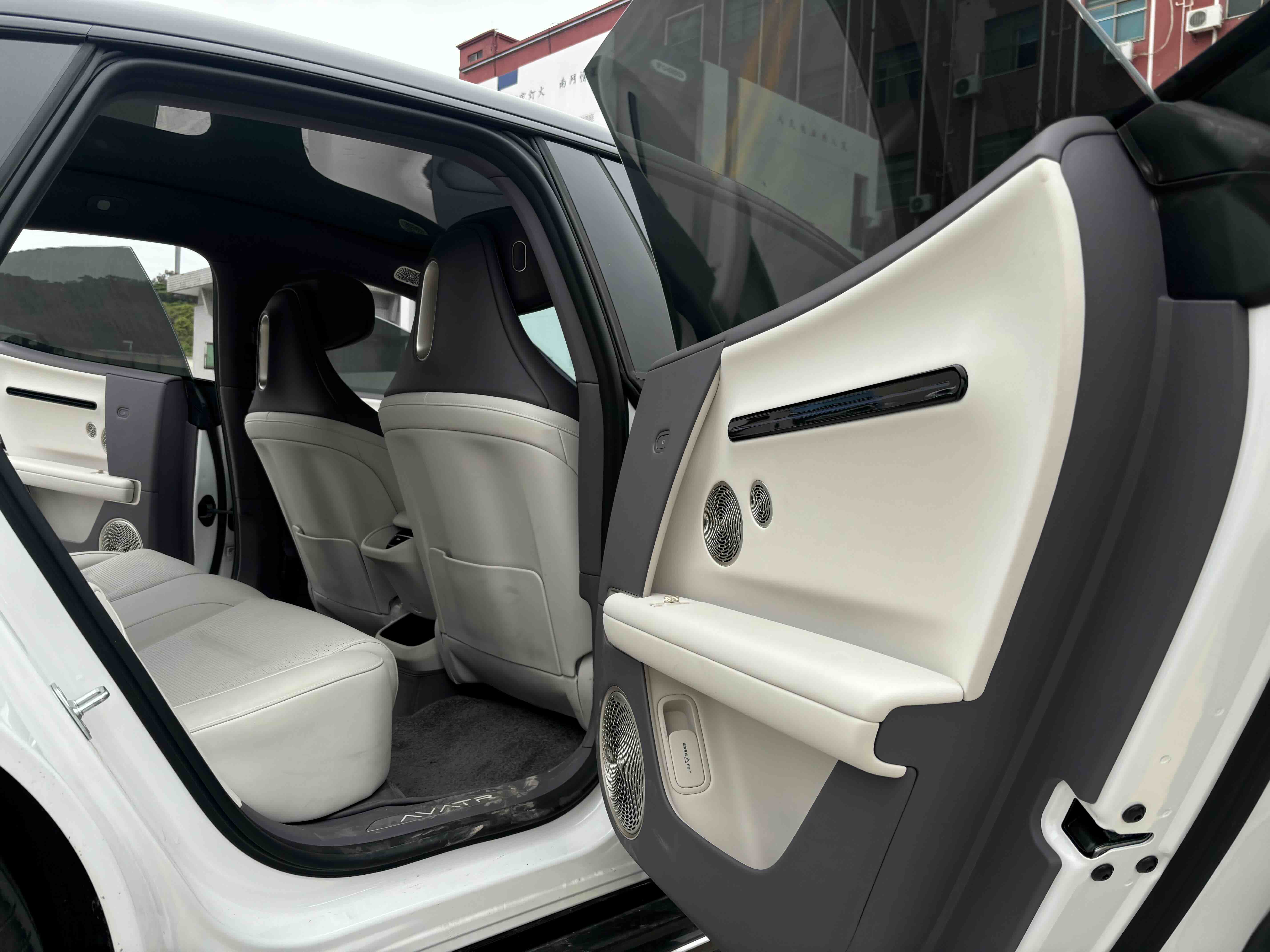 Avatr 06 2025 car image #11