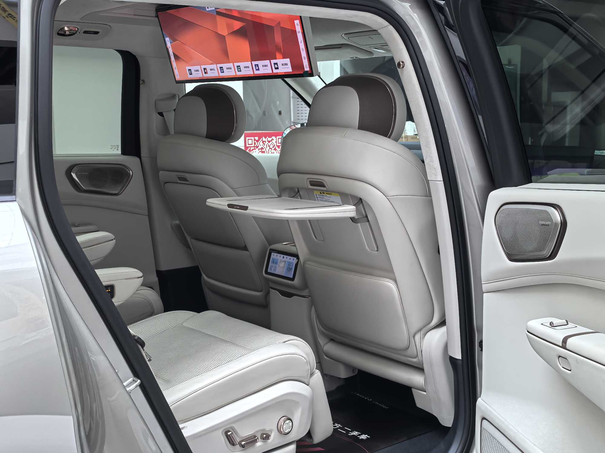 Lynk & Co 900 2025 car image #11