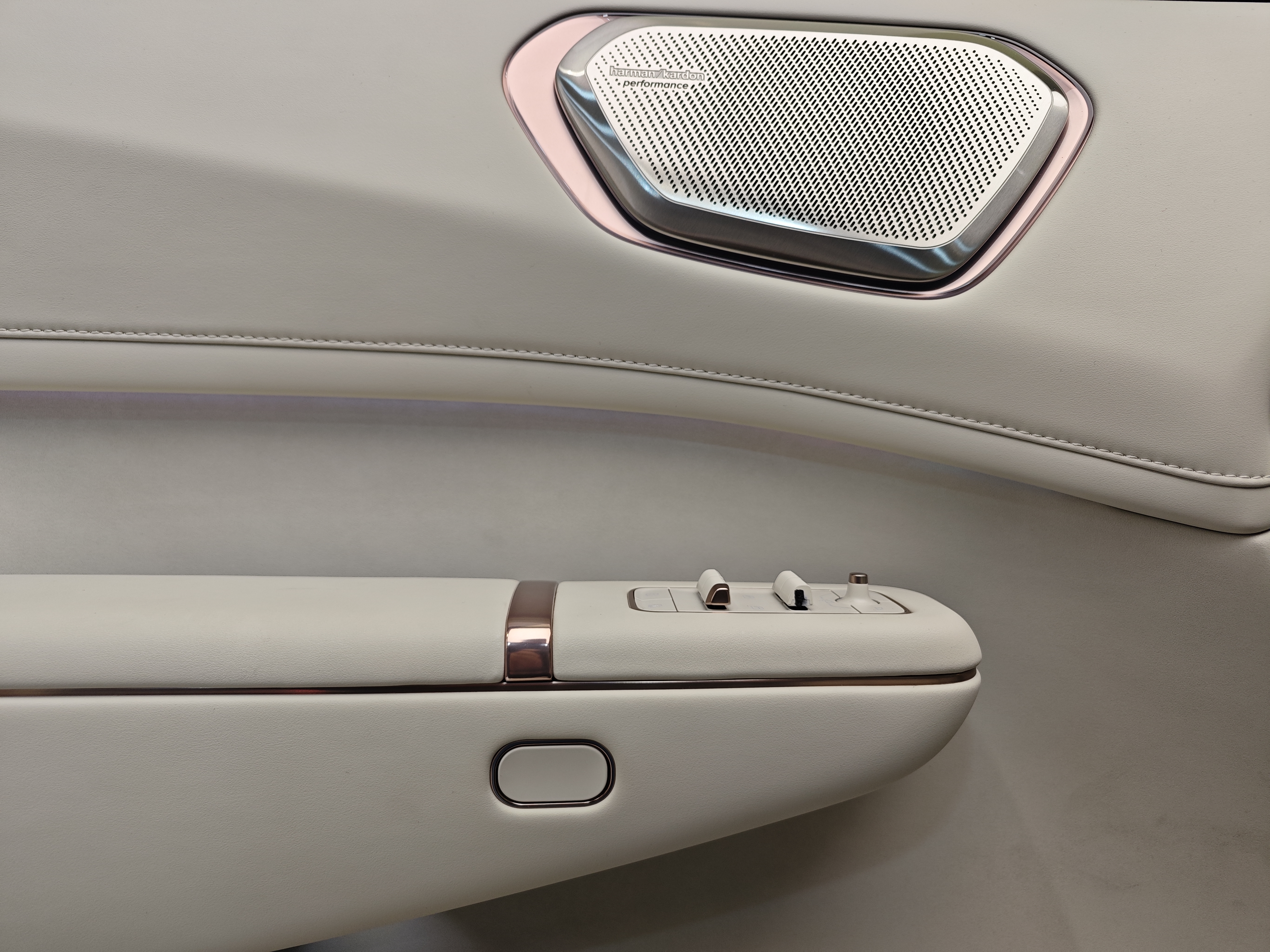 Lynk & Co 900 2025 car image #11