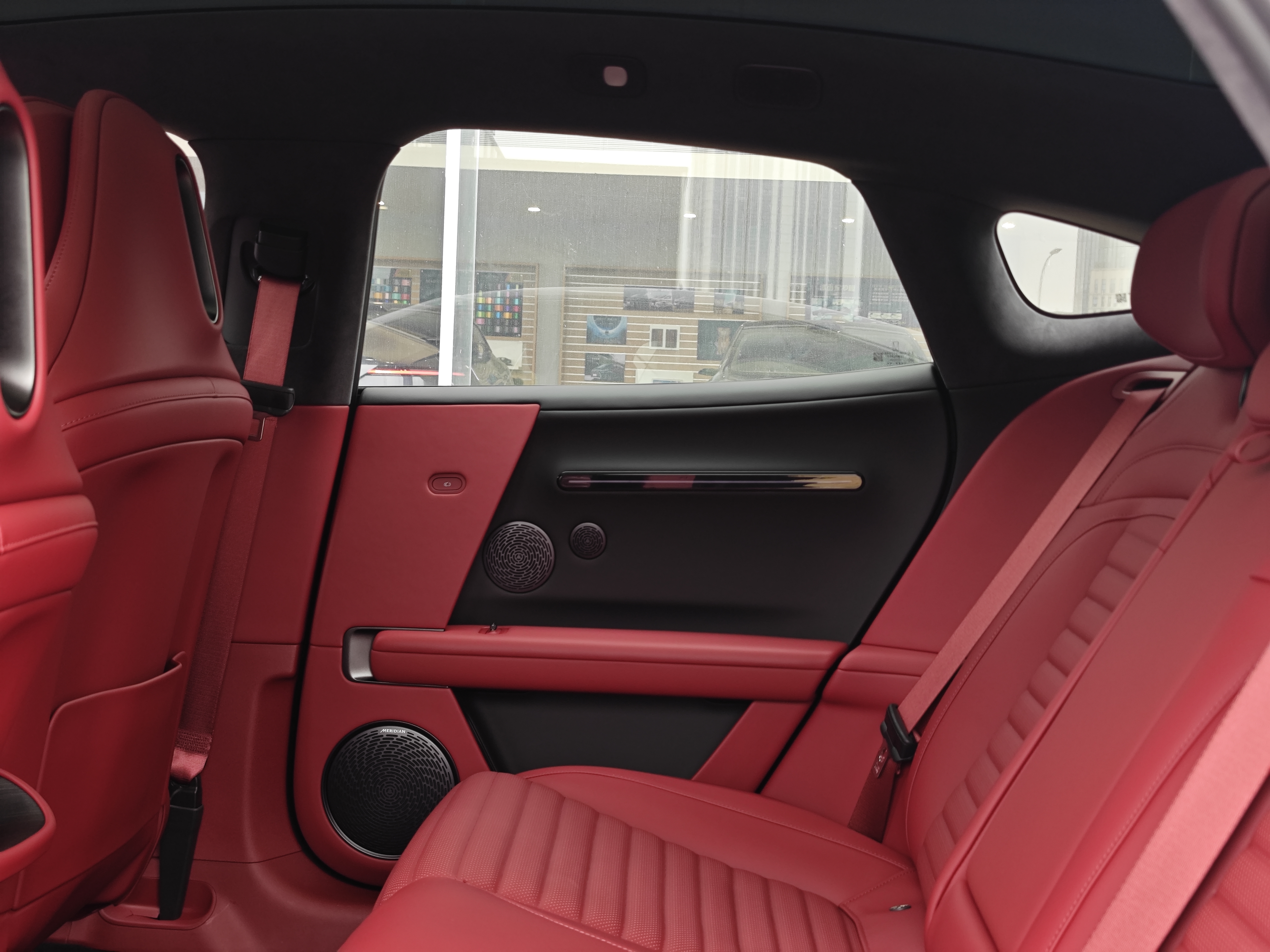 Avatr 06 2025 car image #11