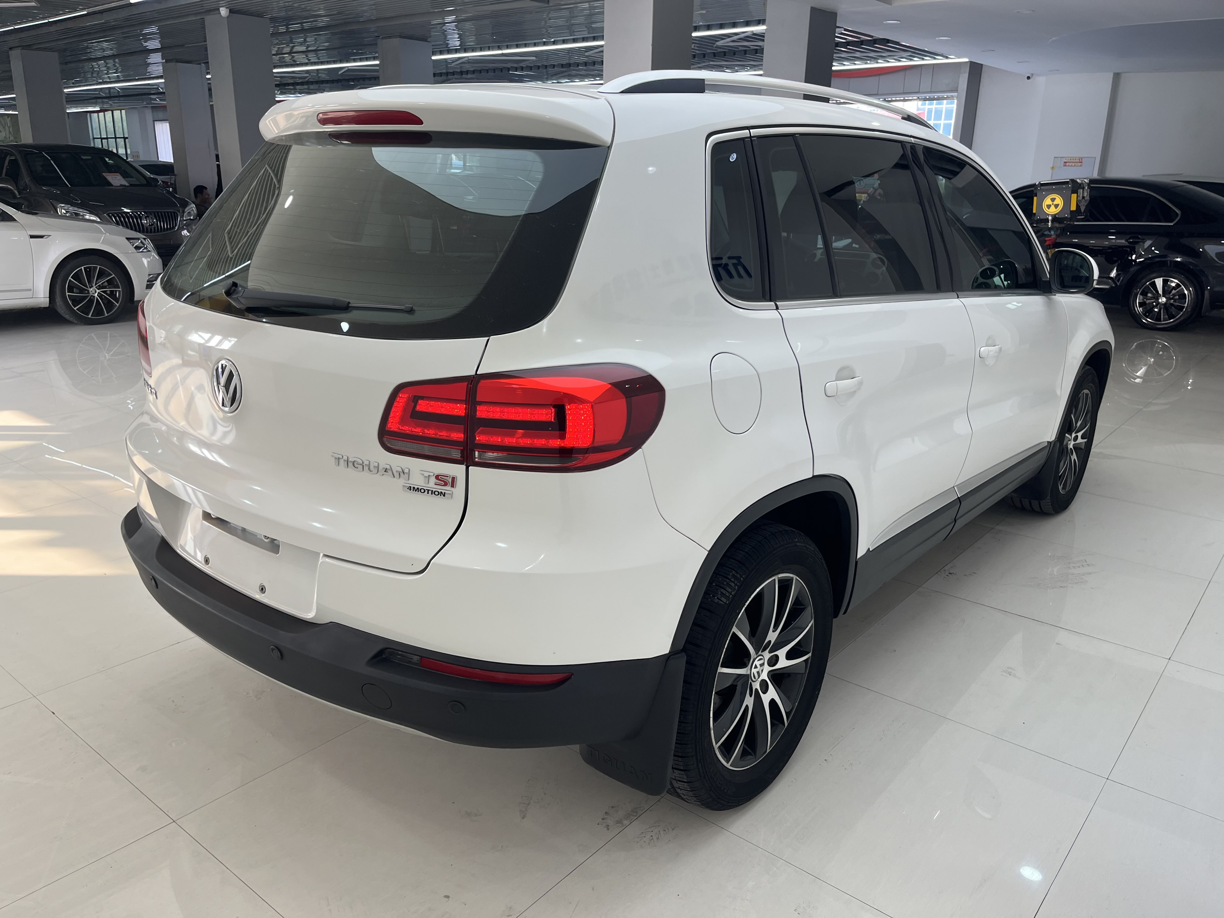 Volkswagen Tiguan 2015 car image #11