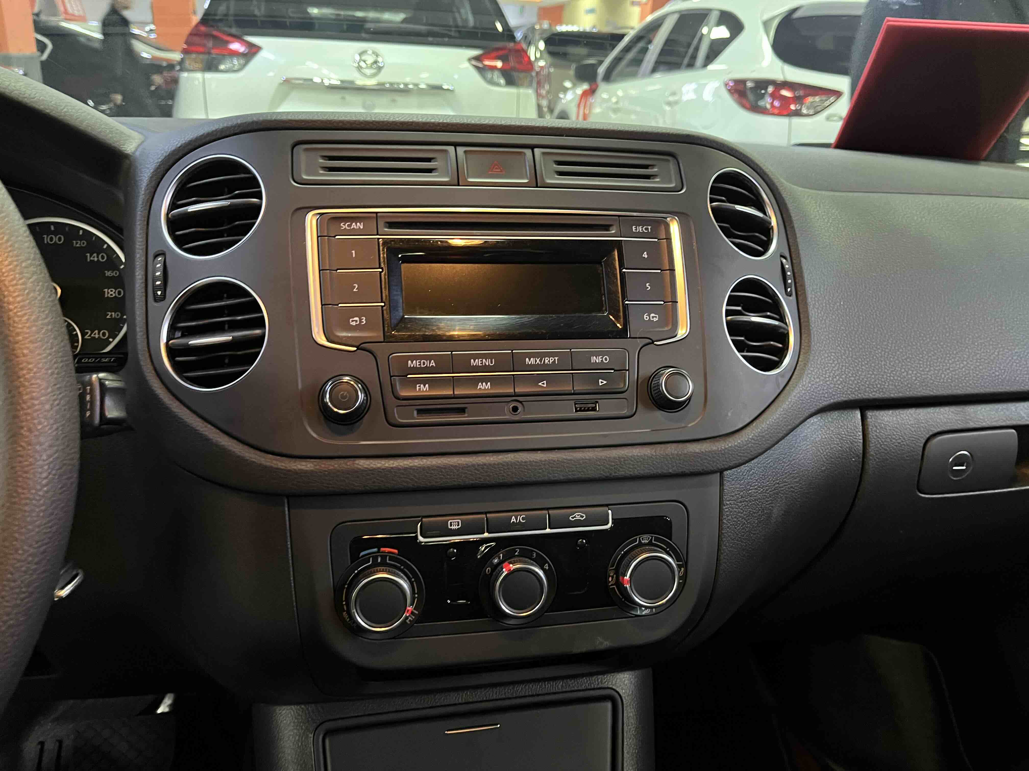 Volkswagen Tiguan 2015 car image #11