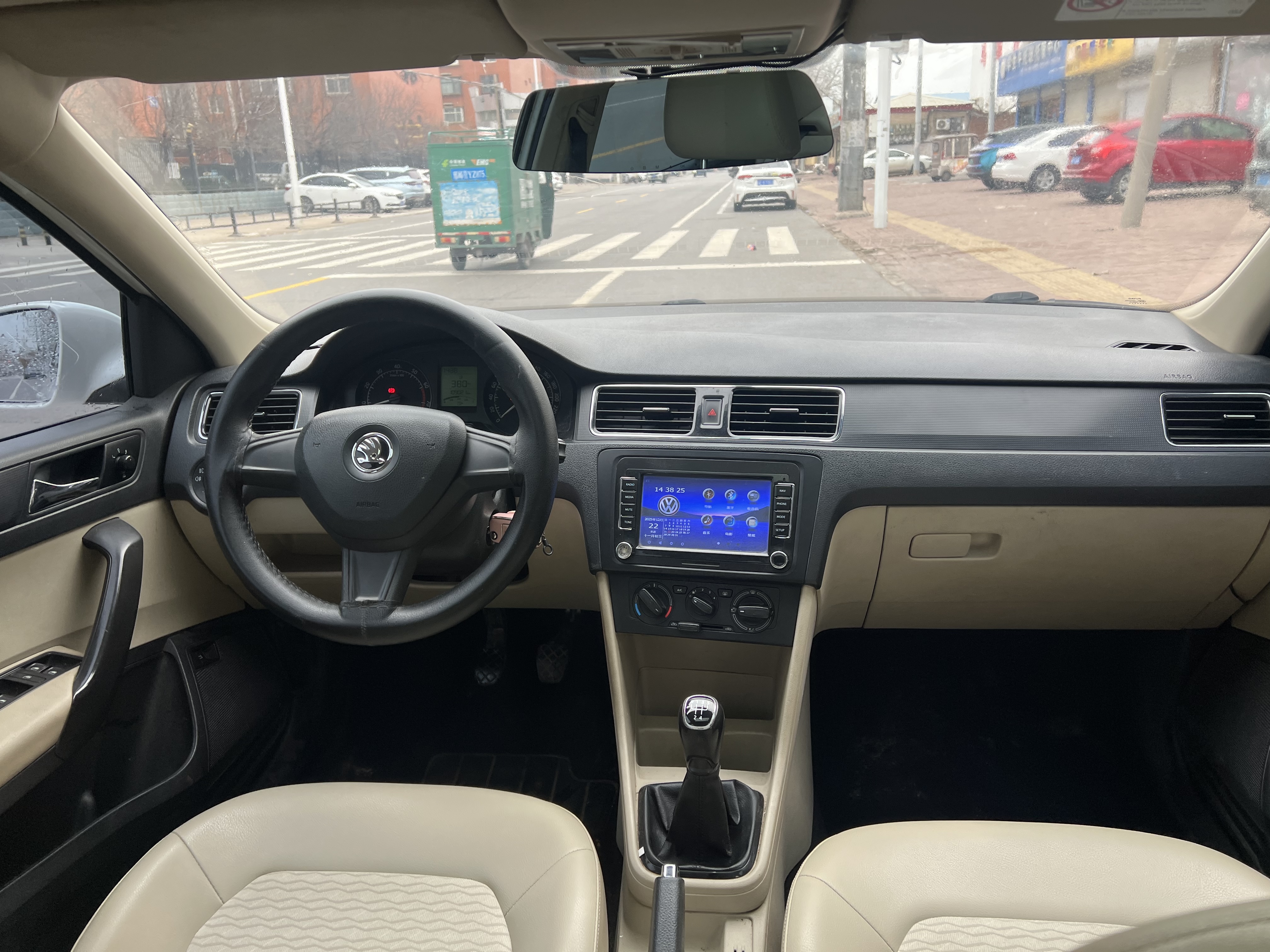 Skoda Rapid 2015 immagine di auto #11