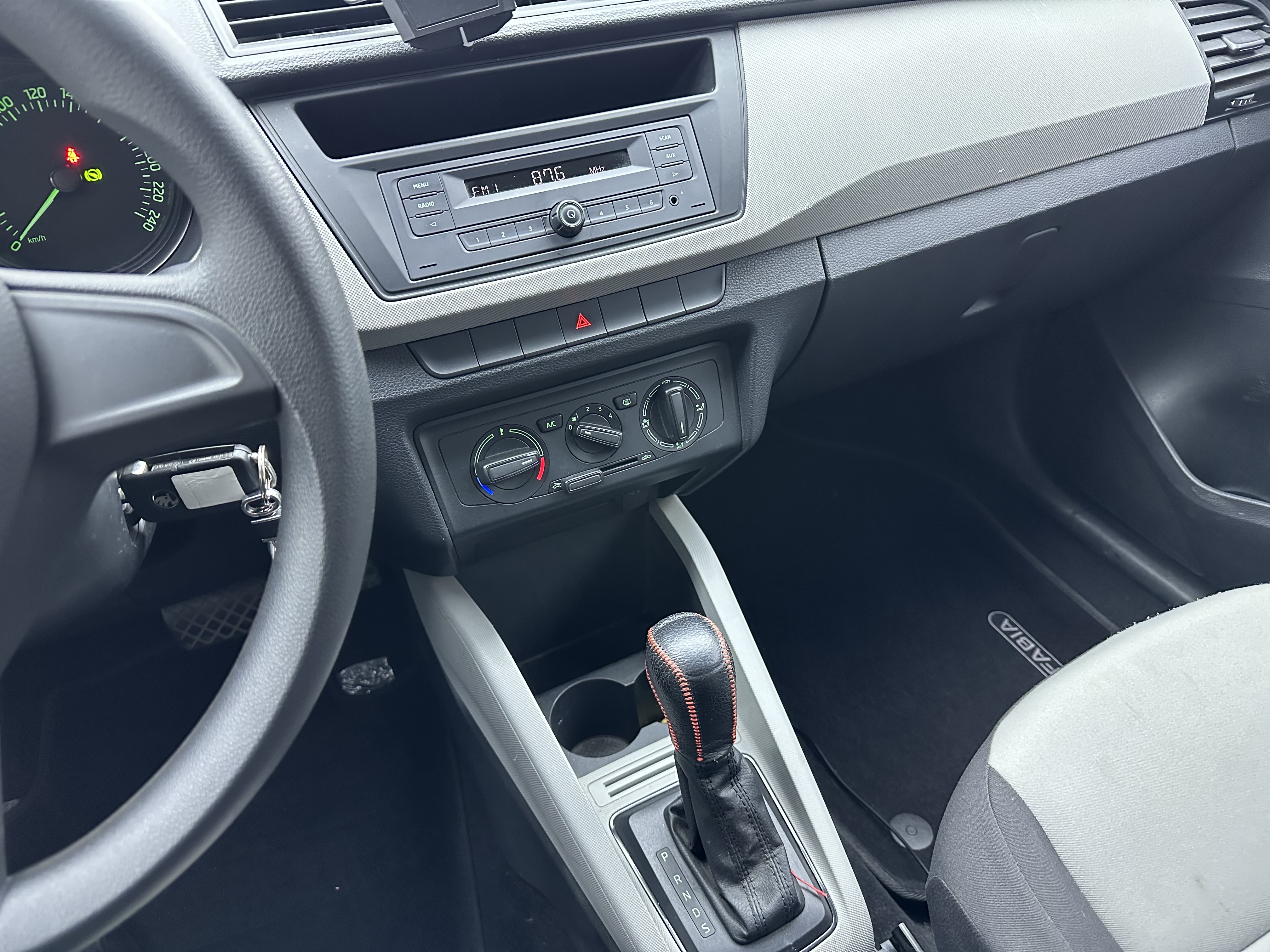 Skoda Fabia 2015 изображение автомобиля #11