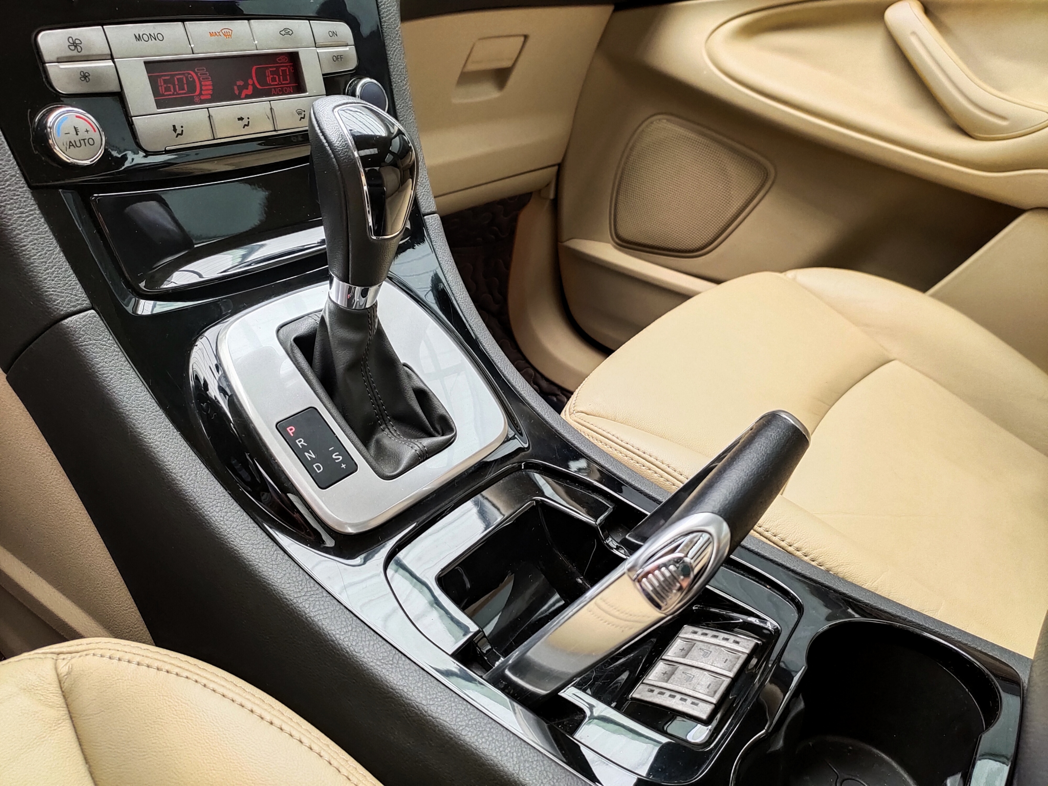 Ford S-MAX 2010 car image #11