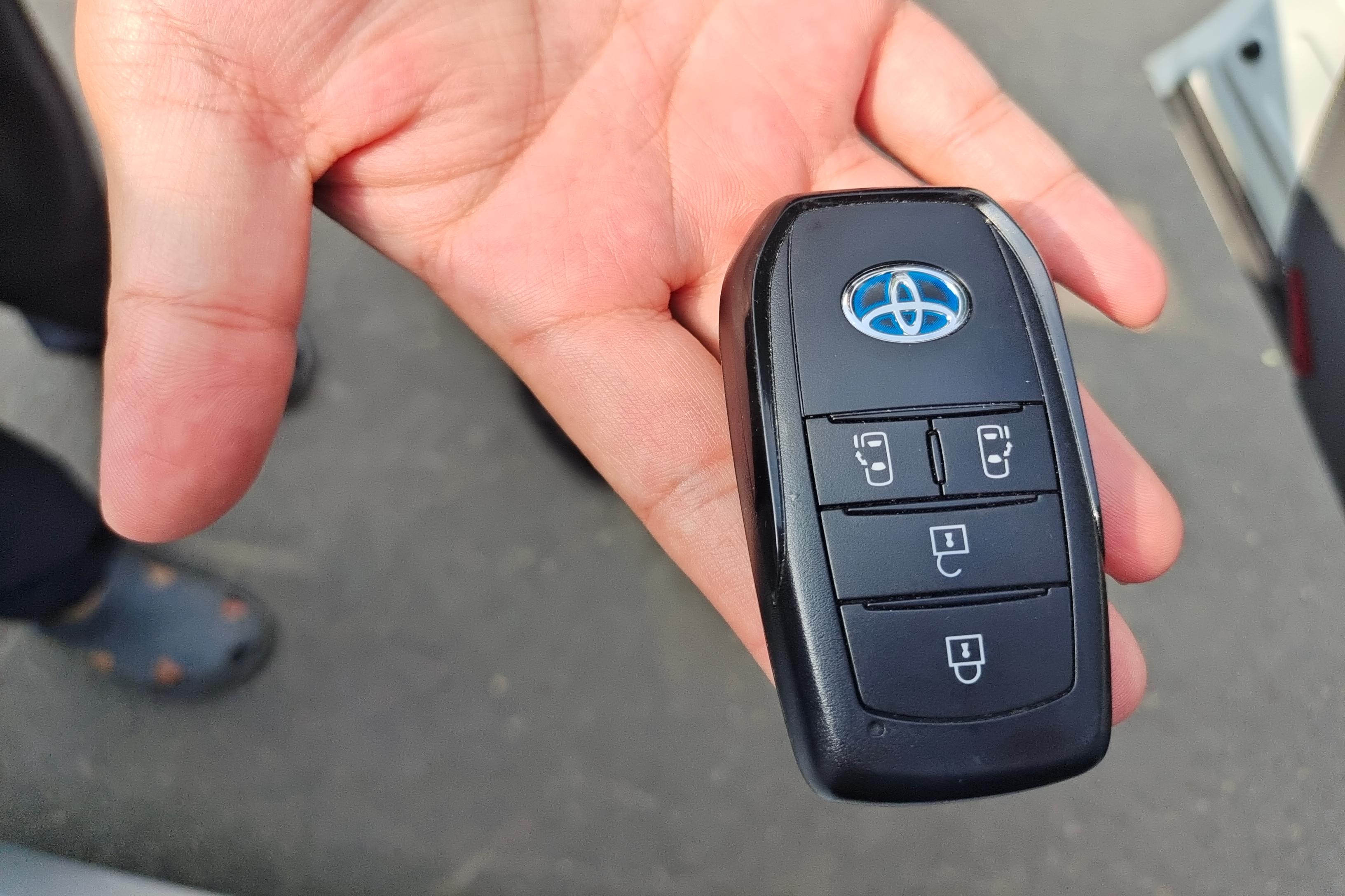 Toyota Granvia 2023 car image #11