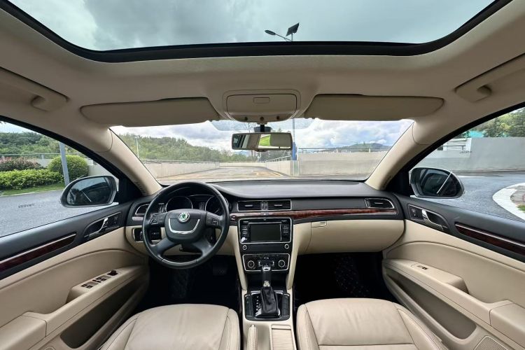 Skoda Superb Combi 2015 car image #11