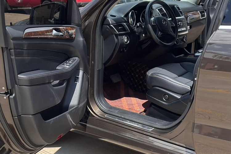 Mercedes-Benz M Class 2015 car image #11