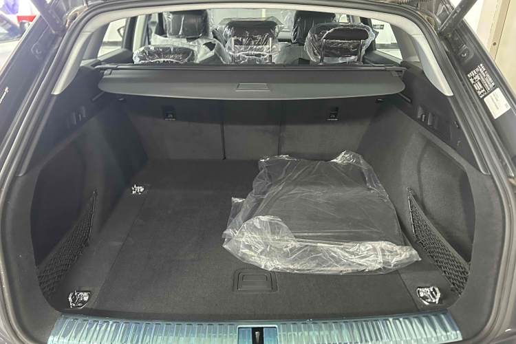 Audi e-tron #11 Audi e-tron car image #11